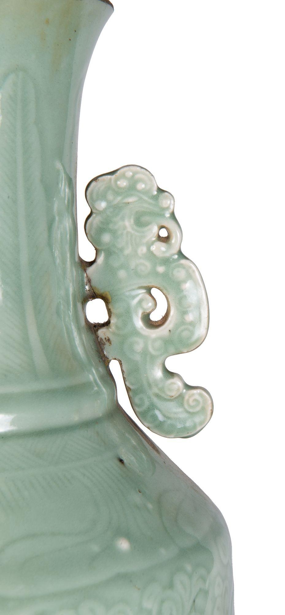 Chinesische Celadon-Porzellanvase / Lampe aus dem 19. Jahrhundert. (Handbemalt) im Angebot