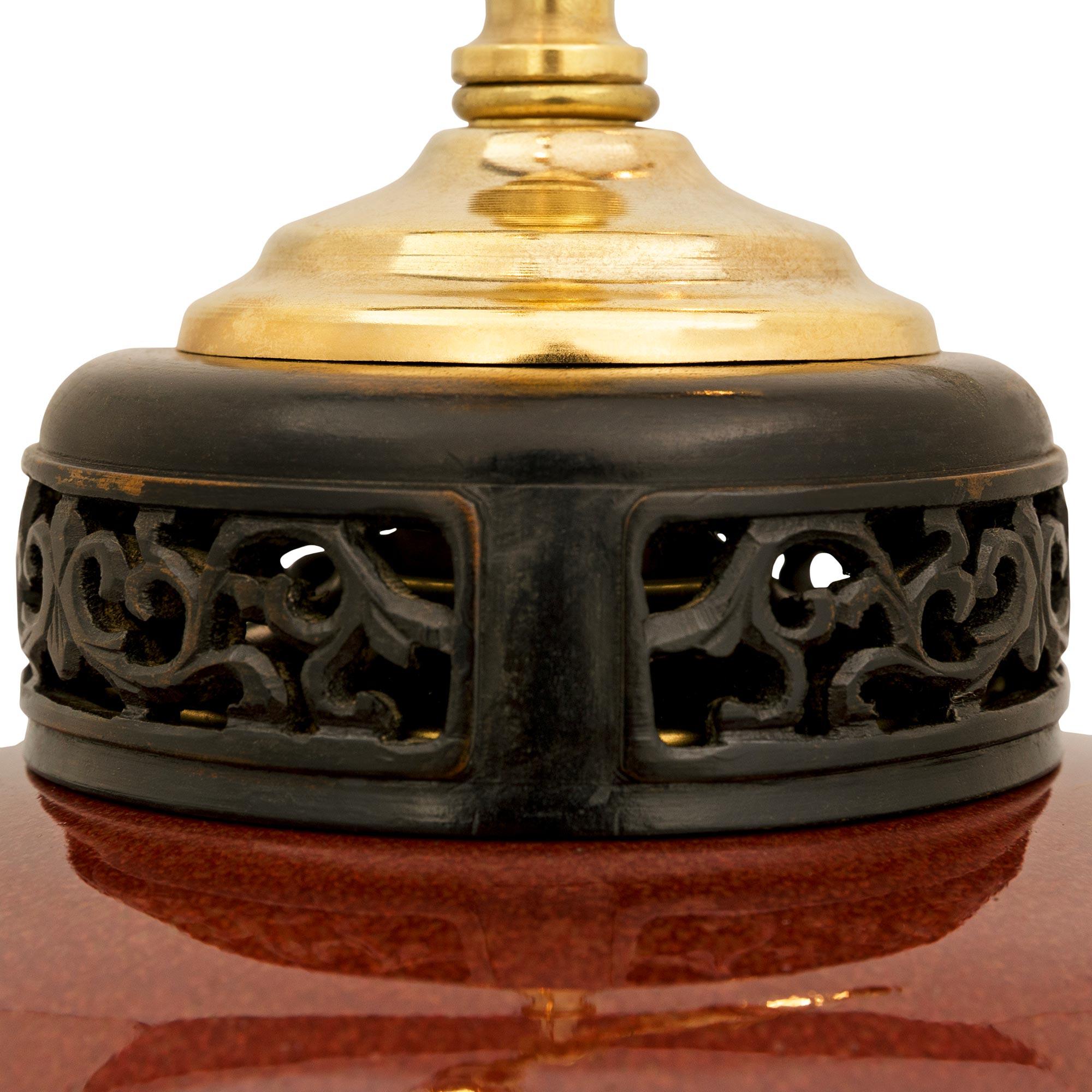 XIXe siècle Chinese 19th century Chinoiserie st. glazed Porcelain and Bronze lamp en vente