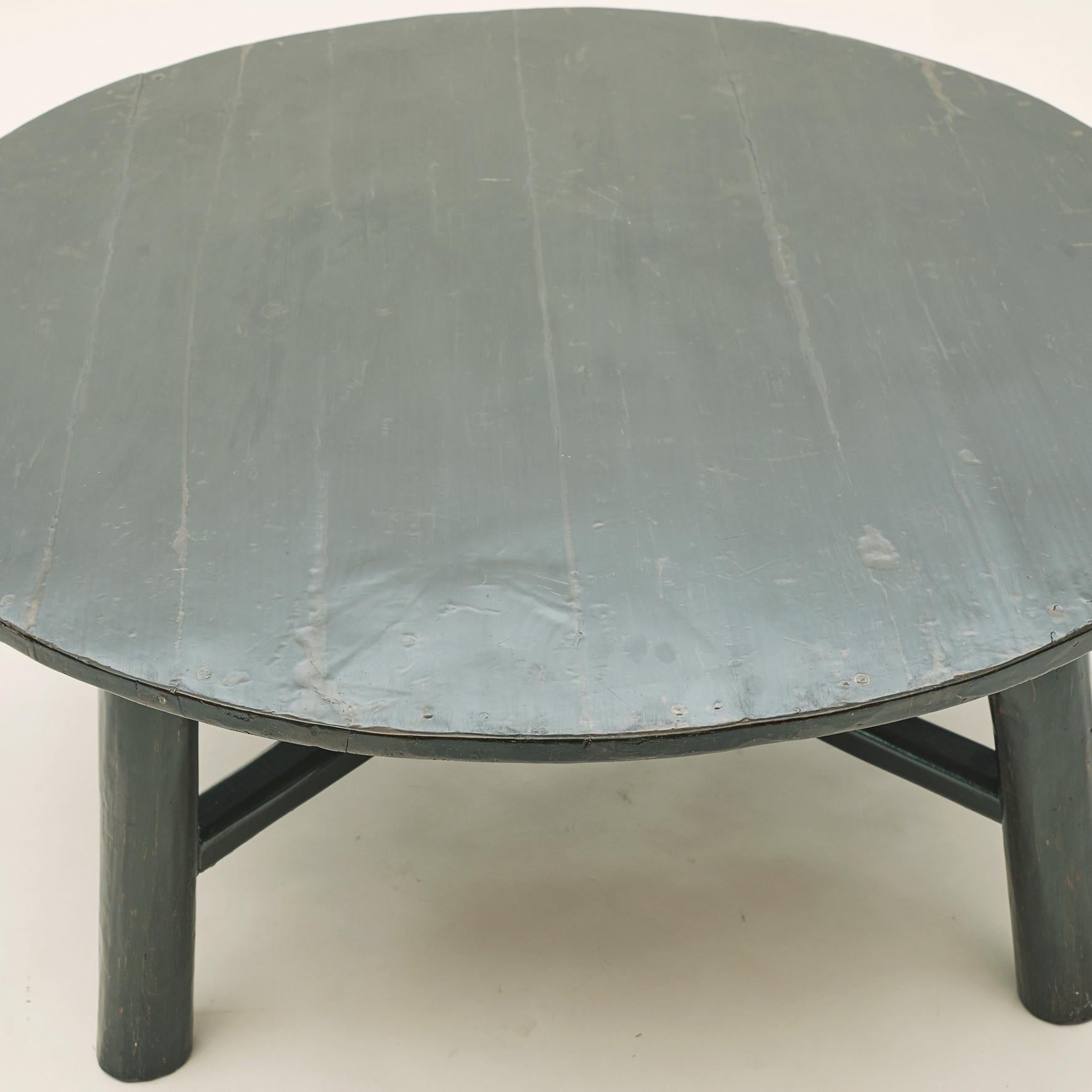 Coffee table. Original black lacquer, patinated.
Round tabletop, four legs united by a cross stretcher.
Shanxi Province, China, circa 1840.