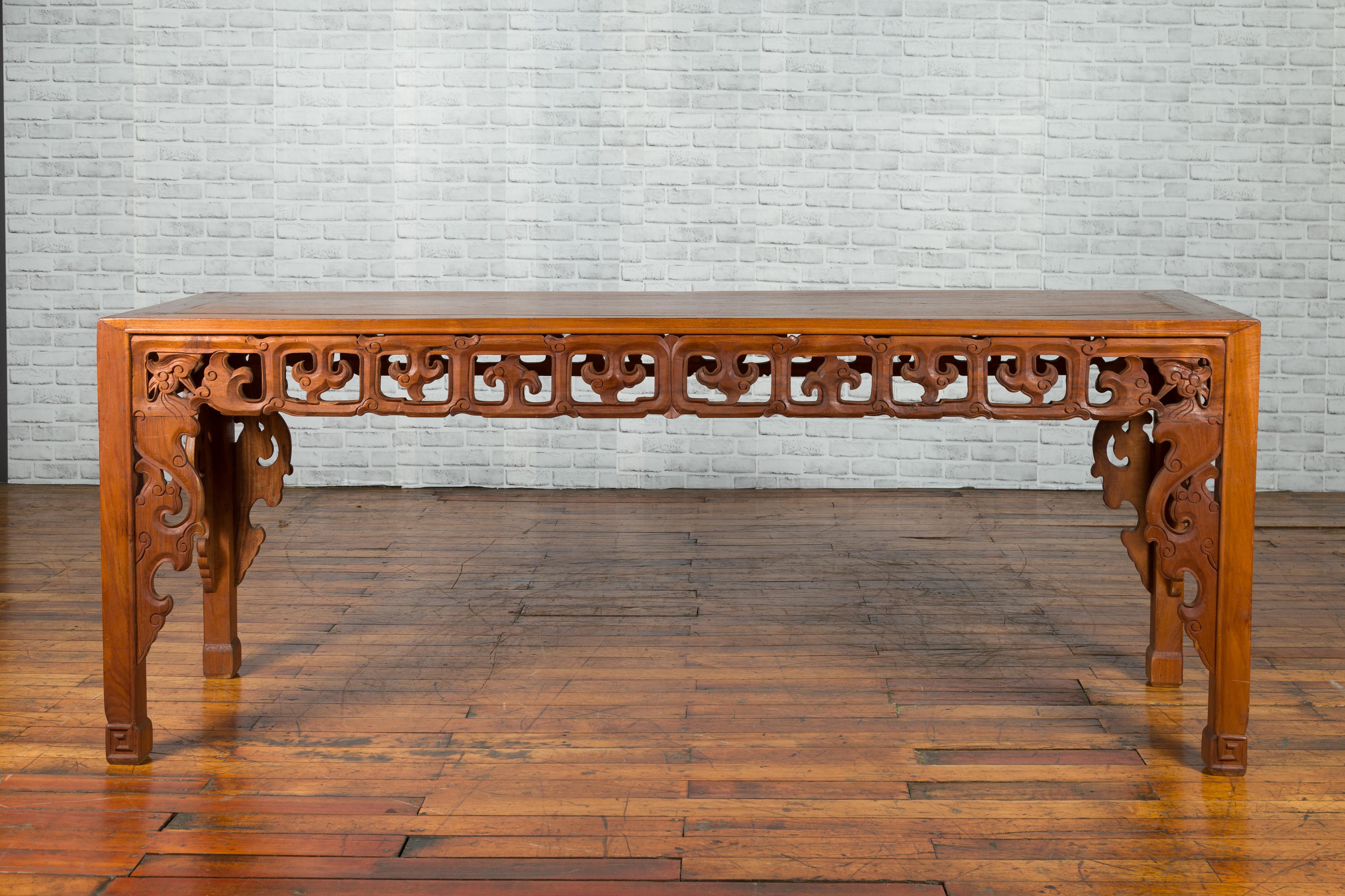 Chinese 19th Century Console Table with Cloud-Carved Apron and Scrolling Feet For Sale 5