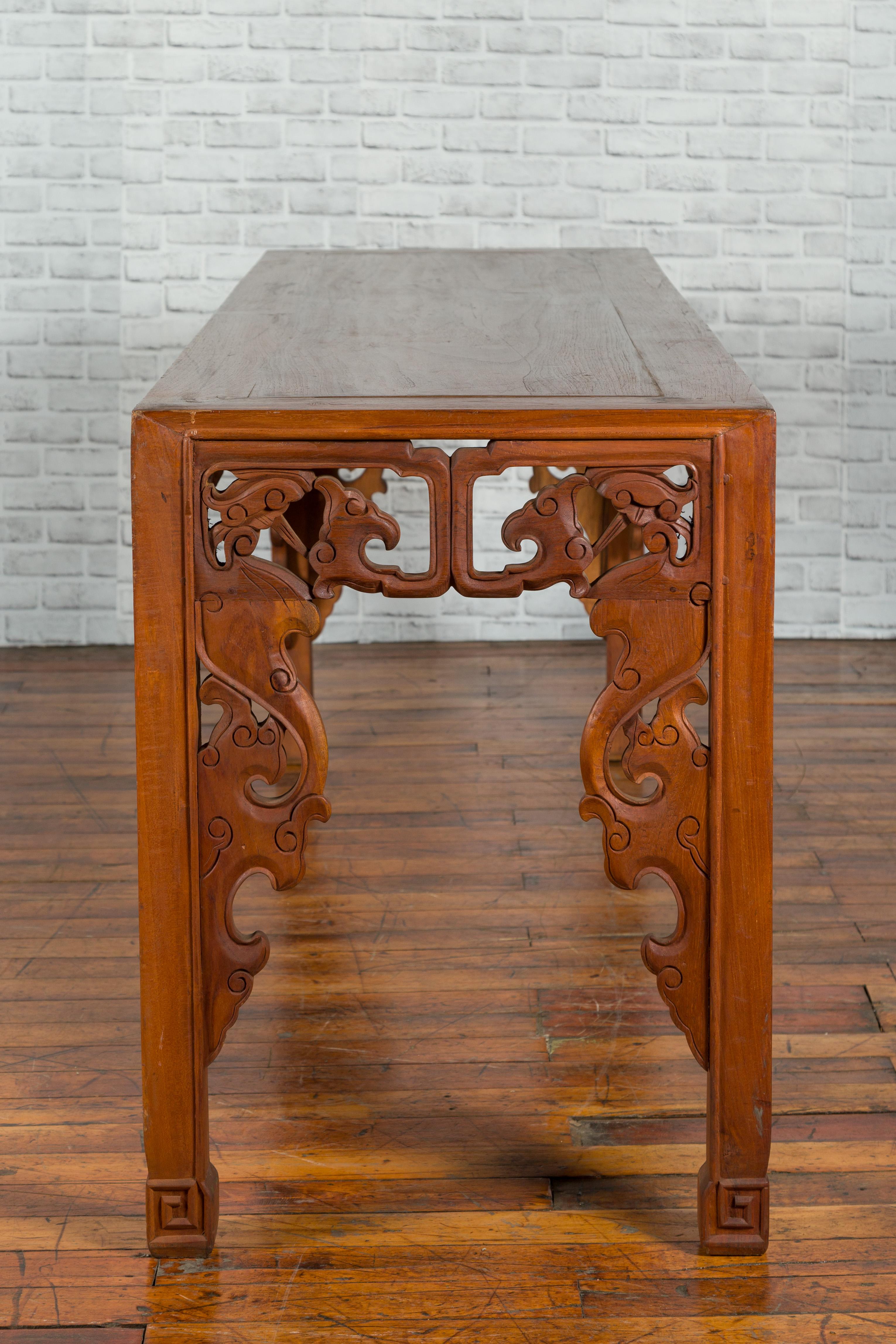 Qing Dynasty 19th Century Console Table with Cloud-Carved Apron, Scrolling Feet For Sale 6