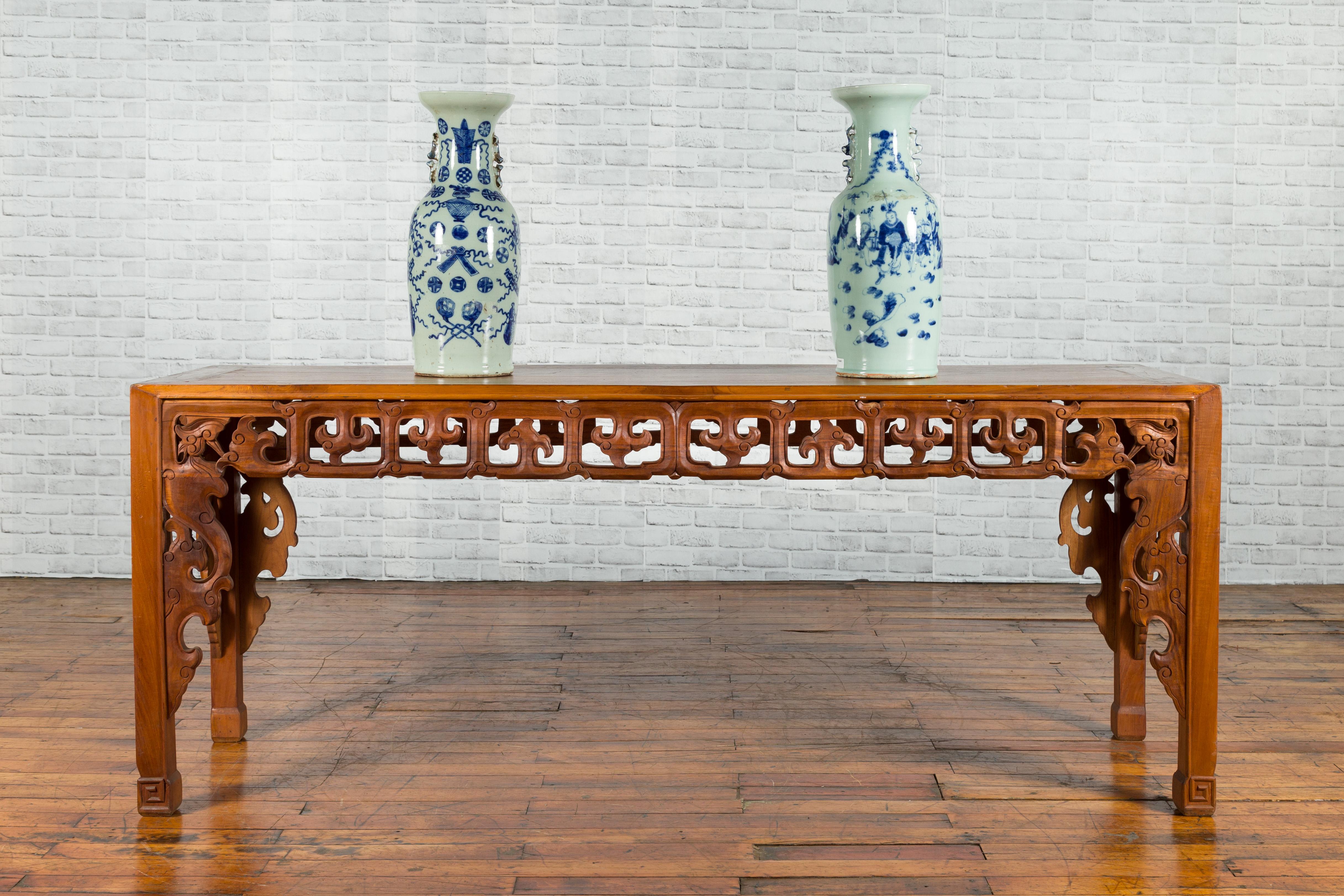 Qing Chinese 19th Century Console Table with Cloud-Carved Apron and Scrolling Feet For Sale