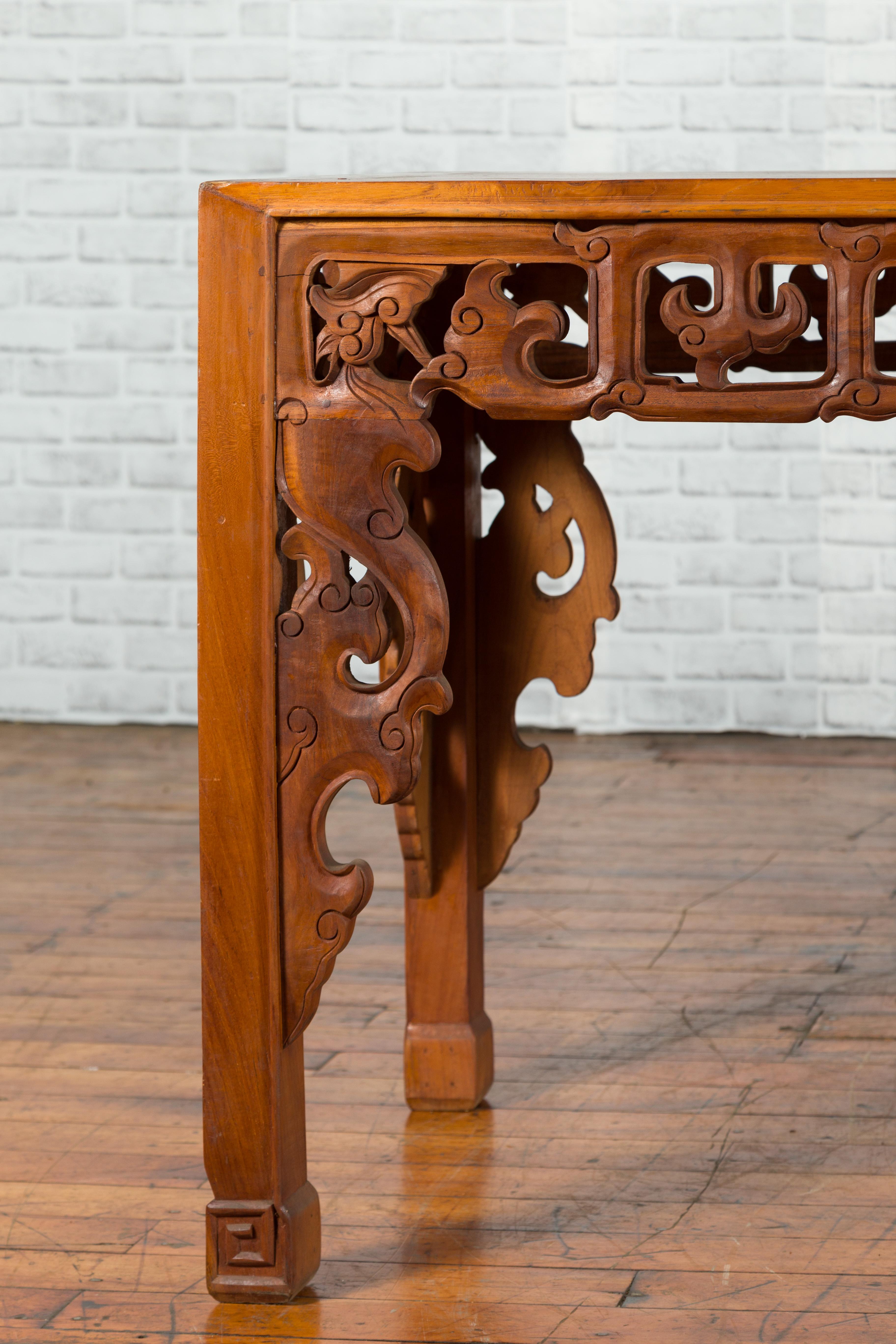 Chinese 19th Century Console Table with Cloud-Carved Apron and Scrolling Feet In Good Condition For Sale In Yonkers, NY