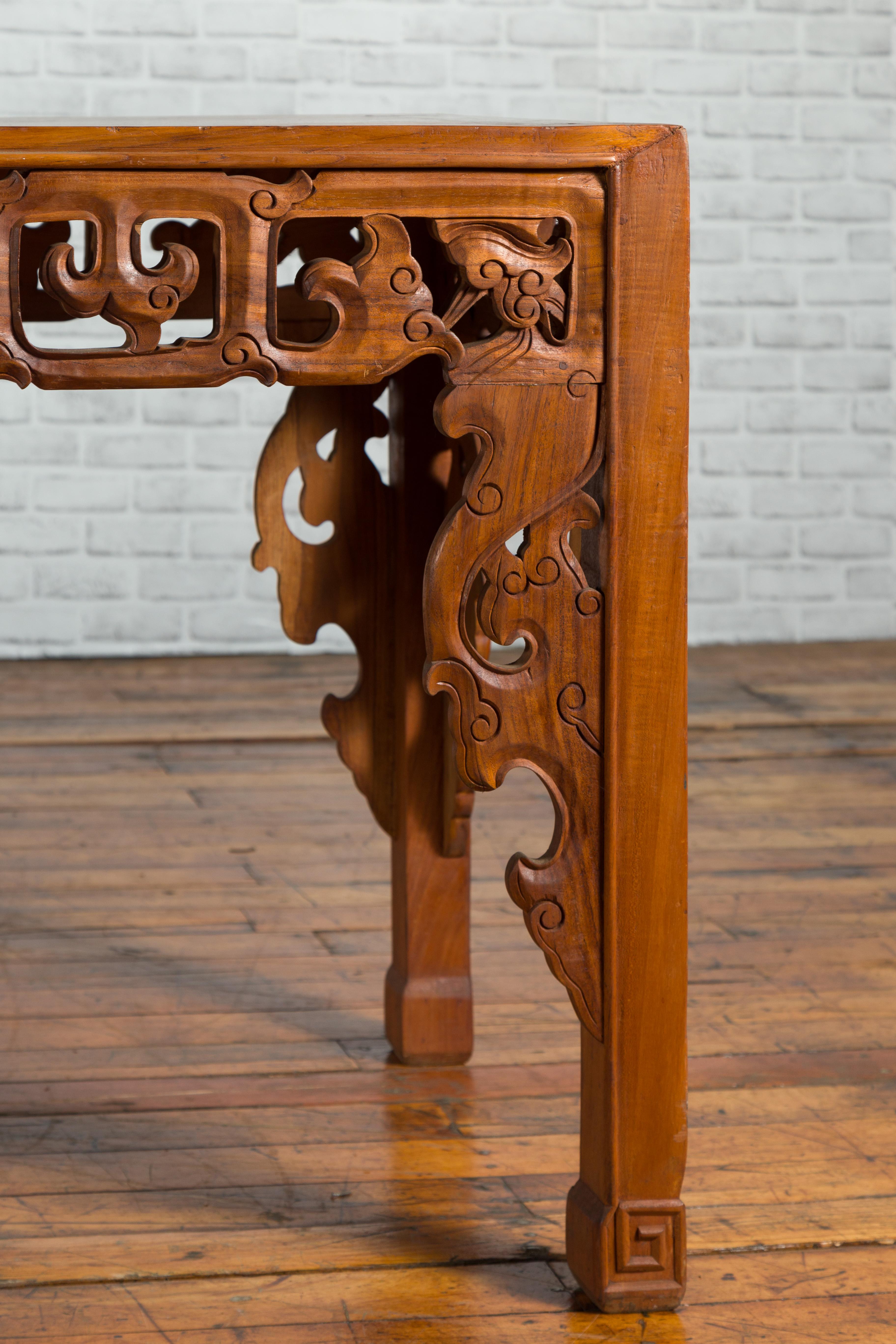 Chinese 19th Century Console Table with Cloud-Carved Apron and Scrolling Feet For Sale 1