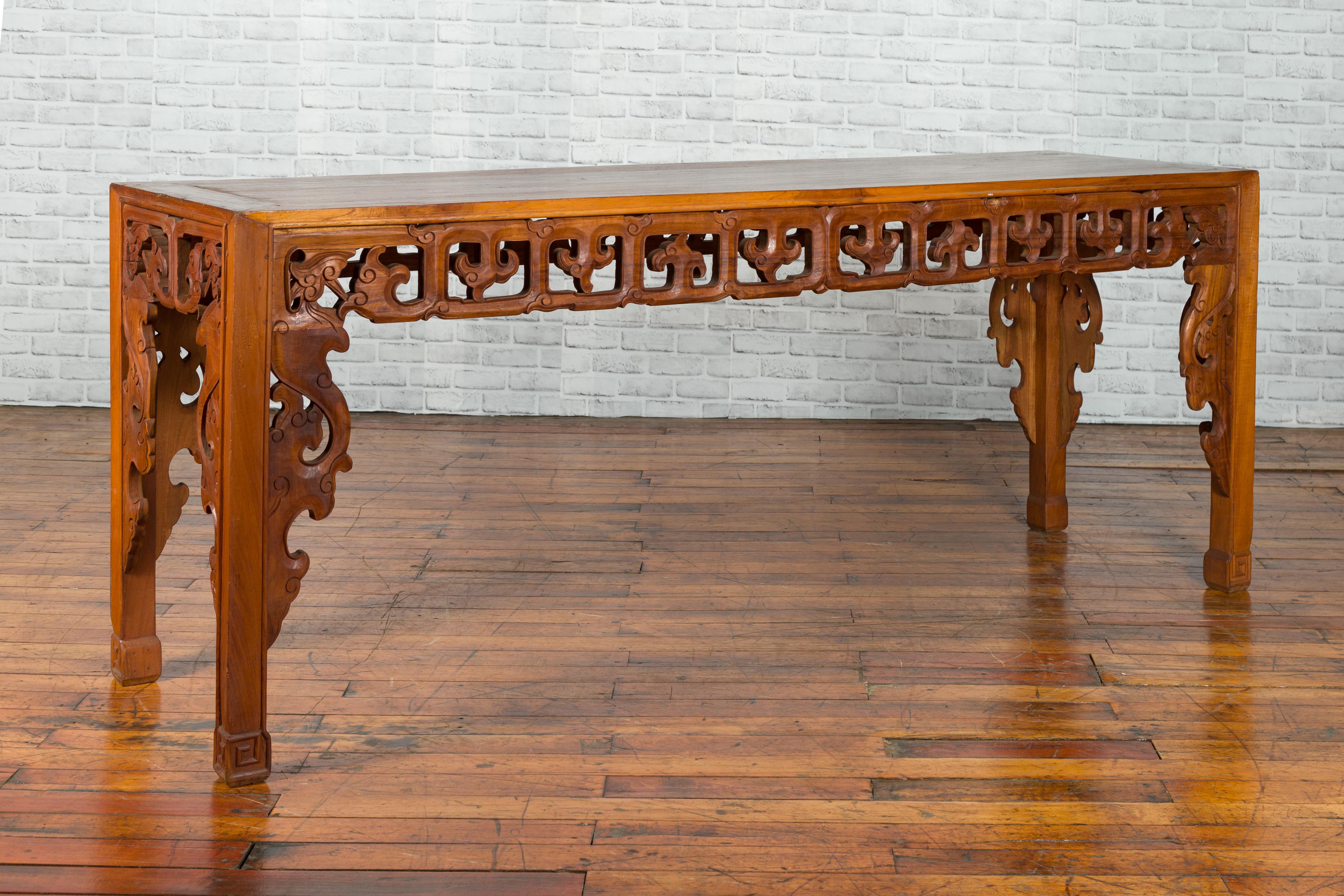 Chinese 19th Century Console Table with Cloud-Carved Apron and Scrolling Feet For Sale 2