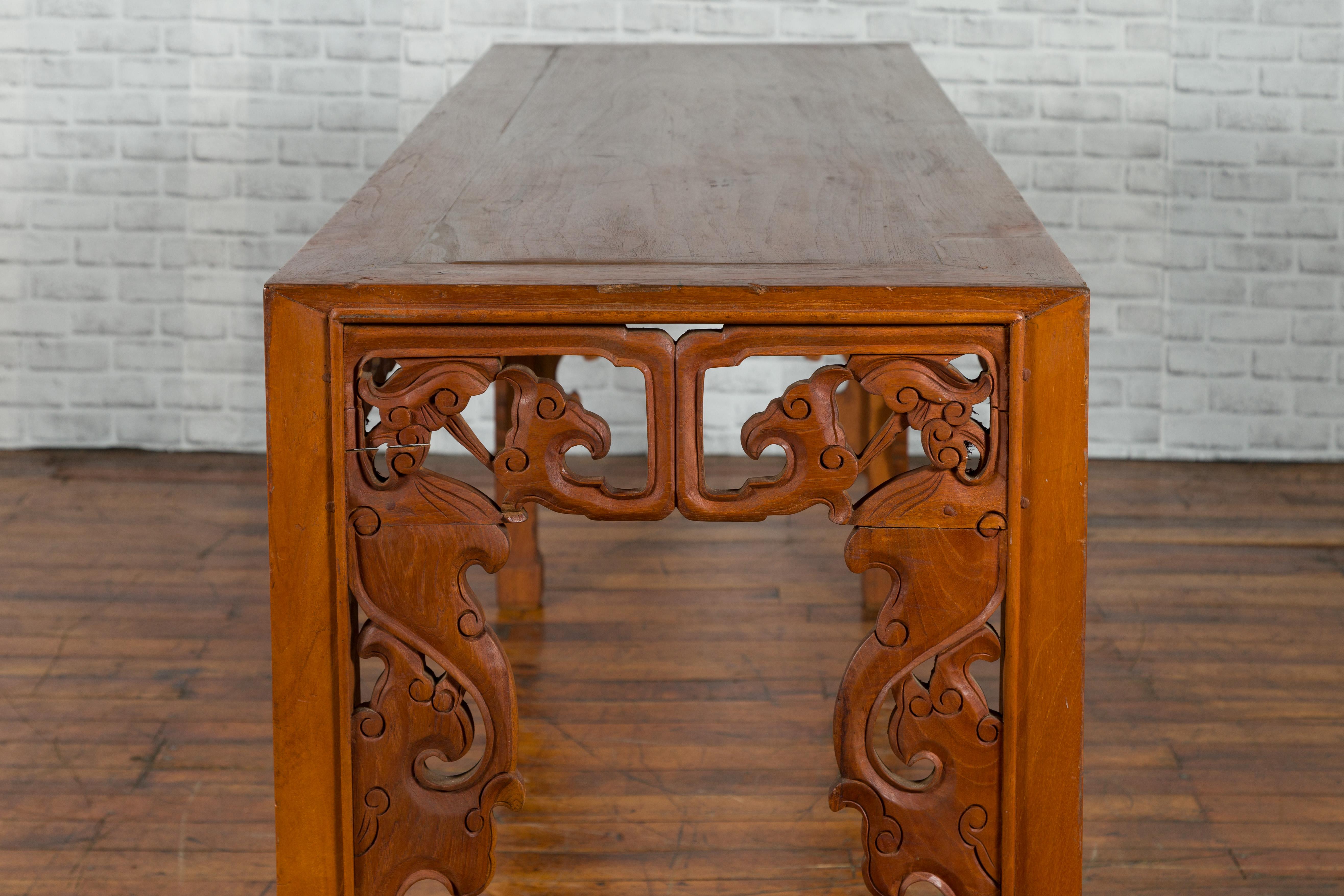 Chinese 19th Century Console Table with Cloud-Carved Apron and Scrolling Feet For Sale 4