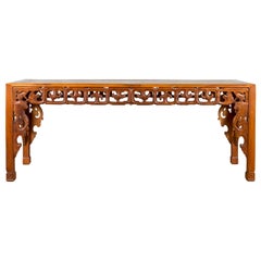 Table console chinoise du XIXe siècle avec tablier sculpté en forme de nuage et pieds à volutes