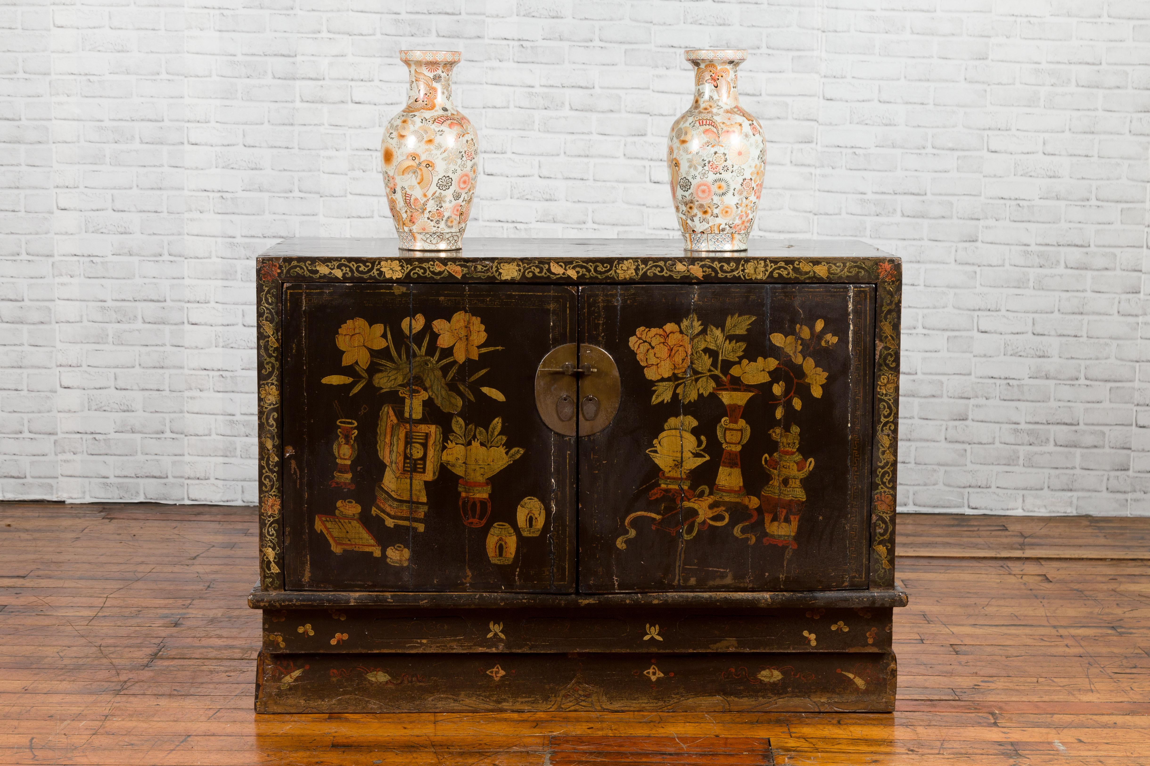 Chinese 19th Century Dark Brown Lacquered Sideboard with Hand Painted Motifs In Good Condition For Sale In Yonkers, NY