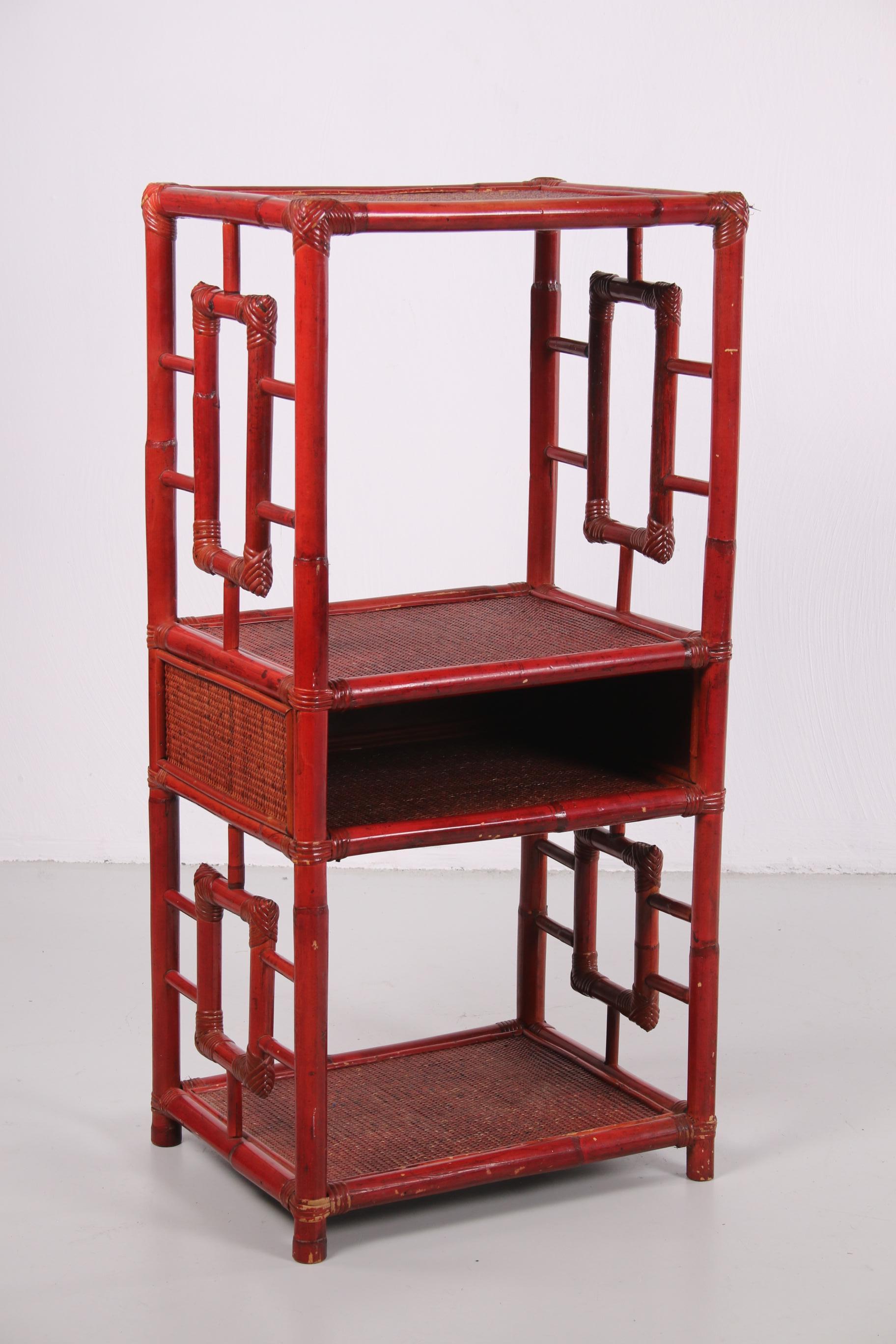 his is a very nice bamboo wall rack or room divider, the color is old red.

This rack is probably made in China around 1900.

Can be used for various things to place books or to make a small partition somewhere.

It has 4 trays and is made of