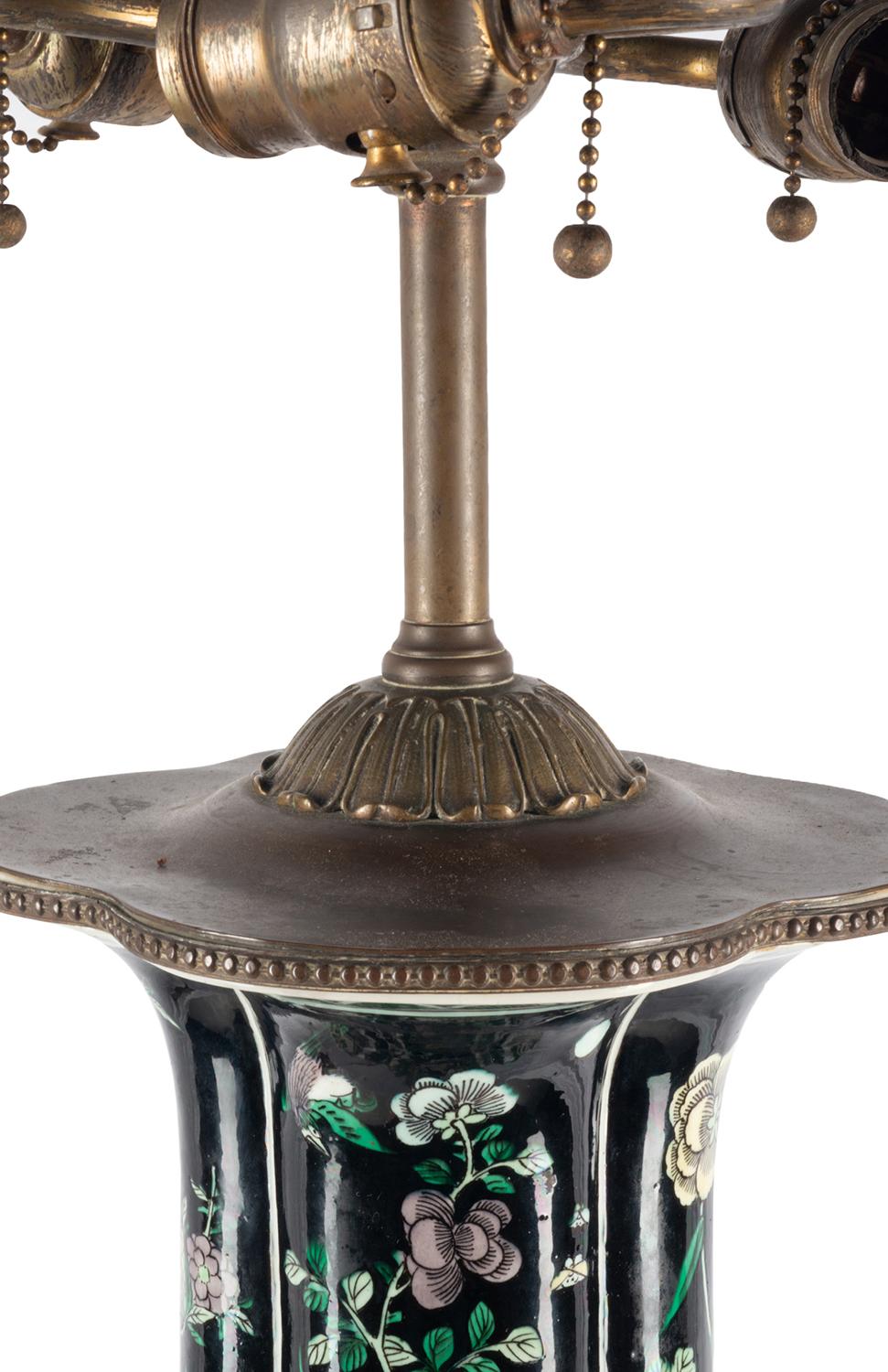Un vase / lampe de très bonne qualité de la famille noire chinoise du 19ème siècle. Elle présente de magnifiques fleurs de prunus et des chrysanthèmes avec des oiseaux parmi eux, le tout reposant sur une base en bronze doré percé.