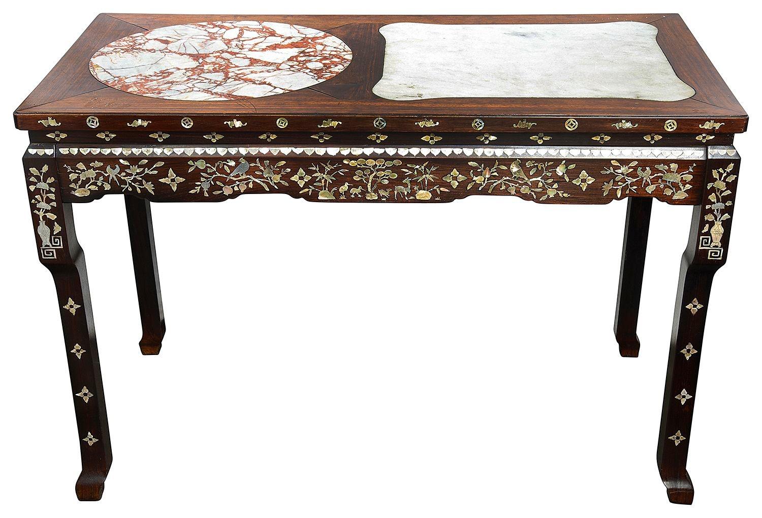 Ein sehr guter chinesischer Hartholztisch aus dem späten 19. Jahrhundert mit Marmorintarsien auf der Platte und Perlmuttintarsien auf dem Fries und den Beinen, um 1890.

Charge 72 