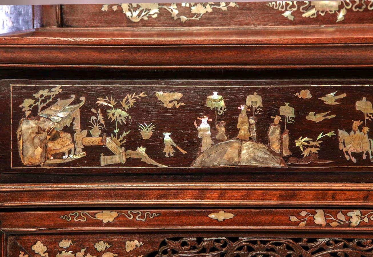 Chinese 19th Century Mother of Pearl Inlay Hardwood Carved Cabinet (Chinesisch)