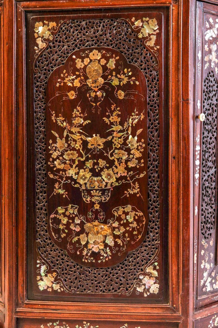 Chinese 19th Century Mother of Pearl Inlay Hardwood Carved Cabinet im Zustand „Gut“ in Rome, IT