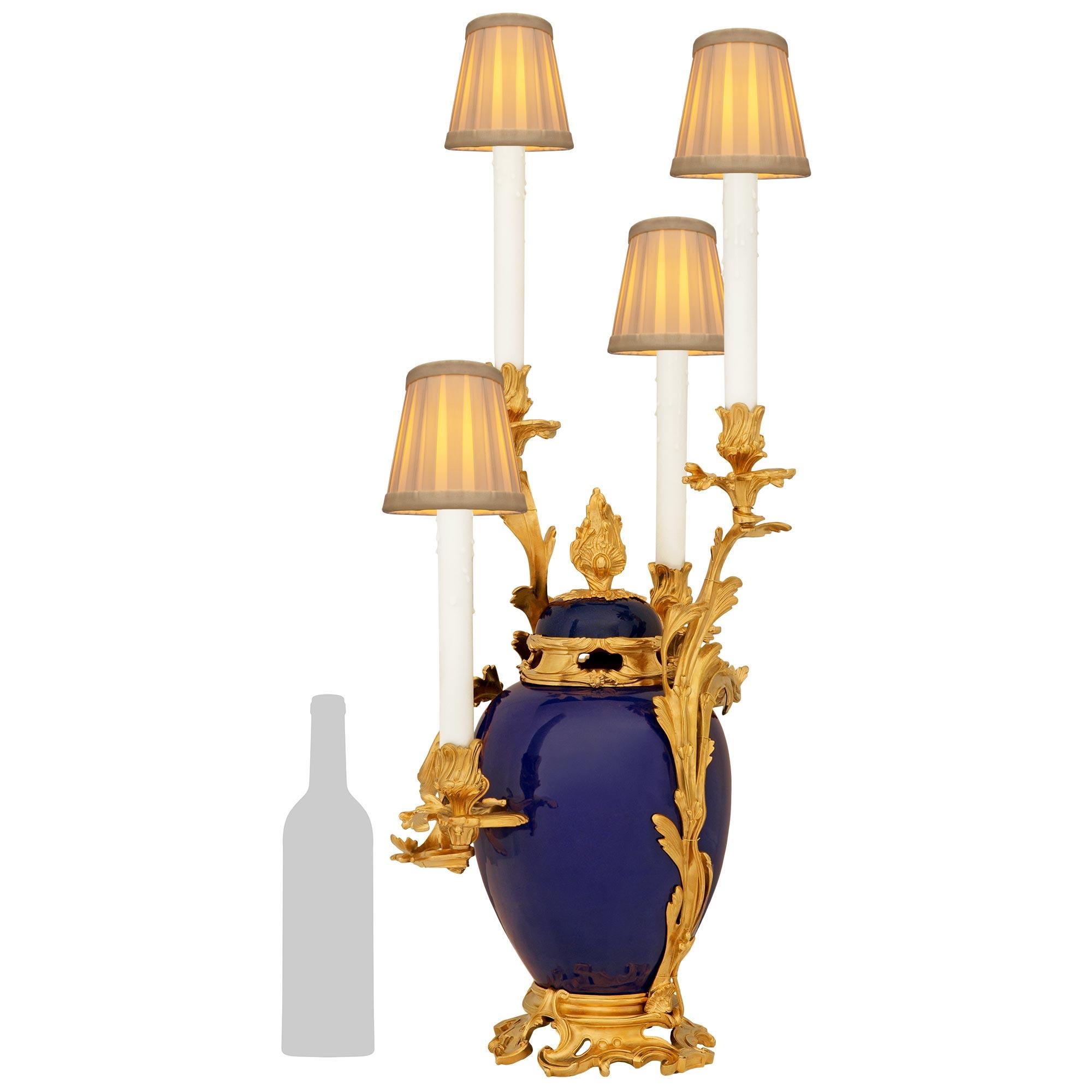 Una splendida e maestosa lampada cinese del XIX secolo in porcellana e ormeggio francese Luigi XV. Questo splendido vaso con coperchio in porcellana smaltata, montato su una lampada, poggia su una fantasiosa base in Ormolu traforata con disegni