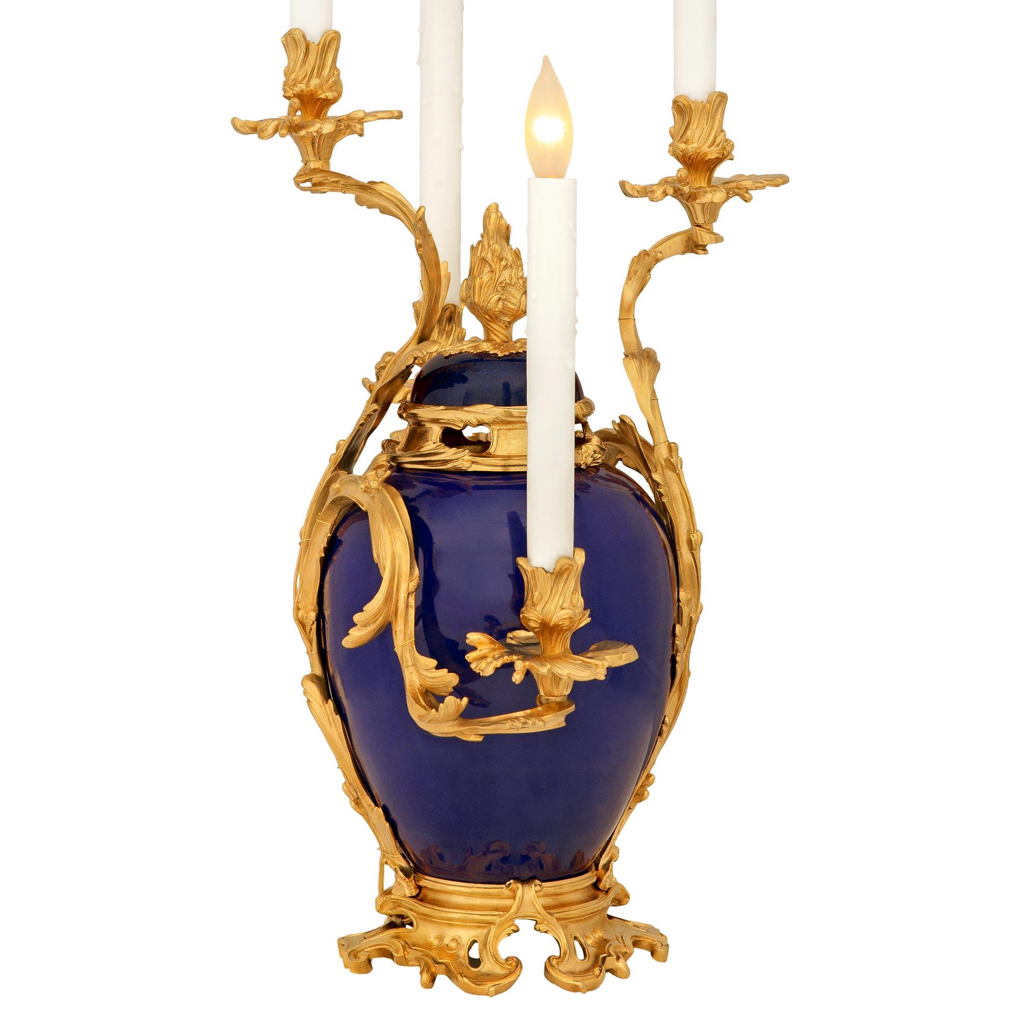 Francese Lampada cinese in porcellana del XIX secolo e lampada francese Luigi XV in Ormolu in vendita