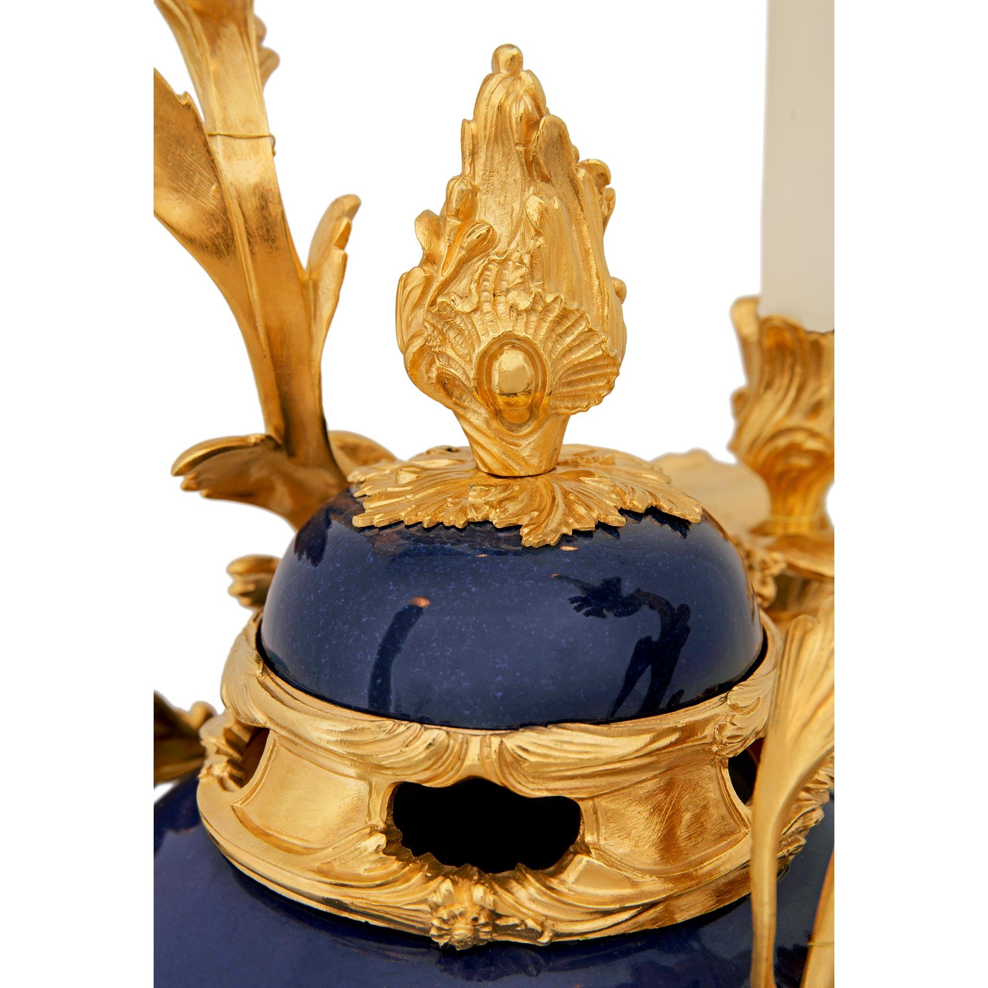 Lampada cinese in porcellana del XIX secolo e lampada francese Luigi XV in Ormolu In condizioni buone in vendita a West Palm Beach, FL