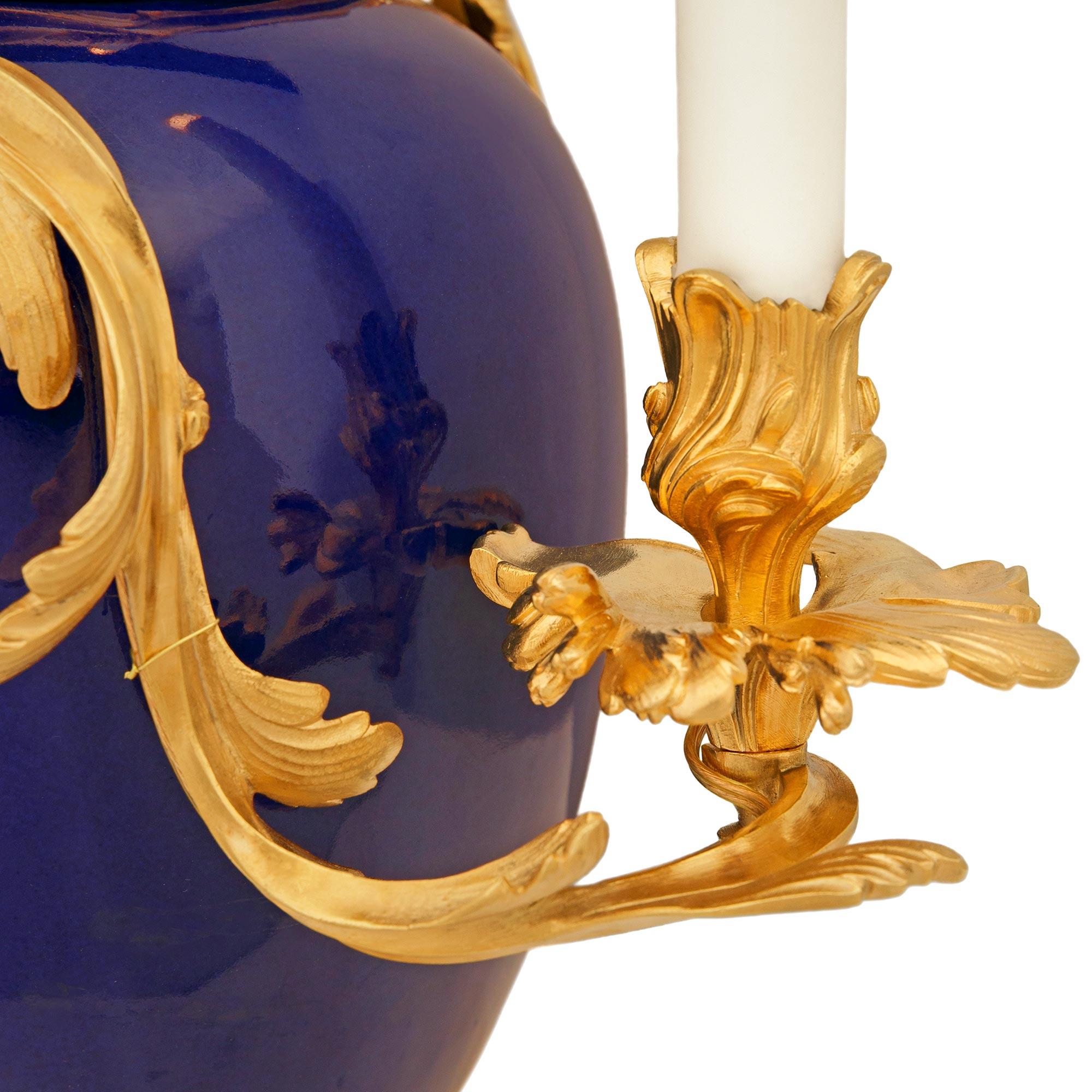 Porcellana Lampada cinese in porcellana del XIX secolo e lampada francese Luigi XV in Ormolu in vendita