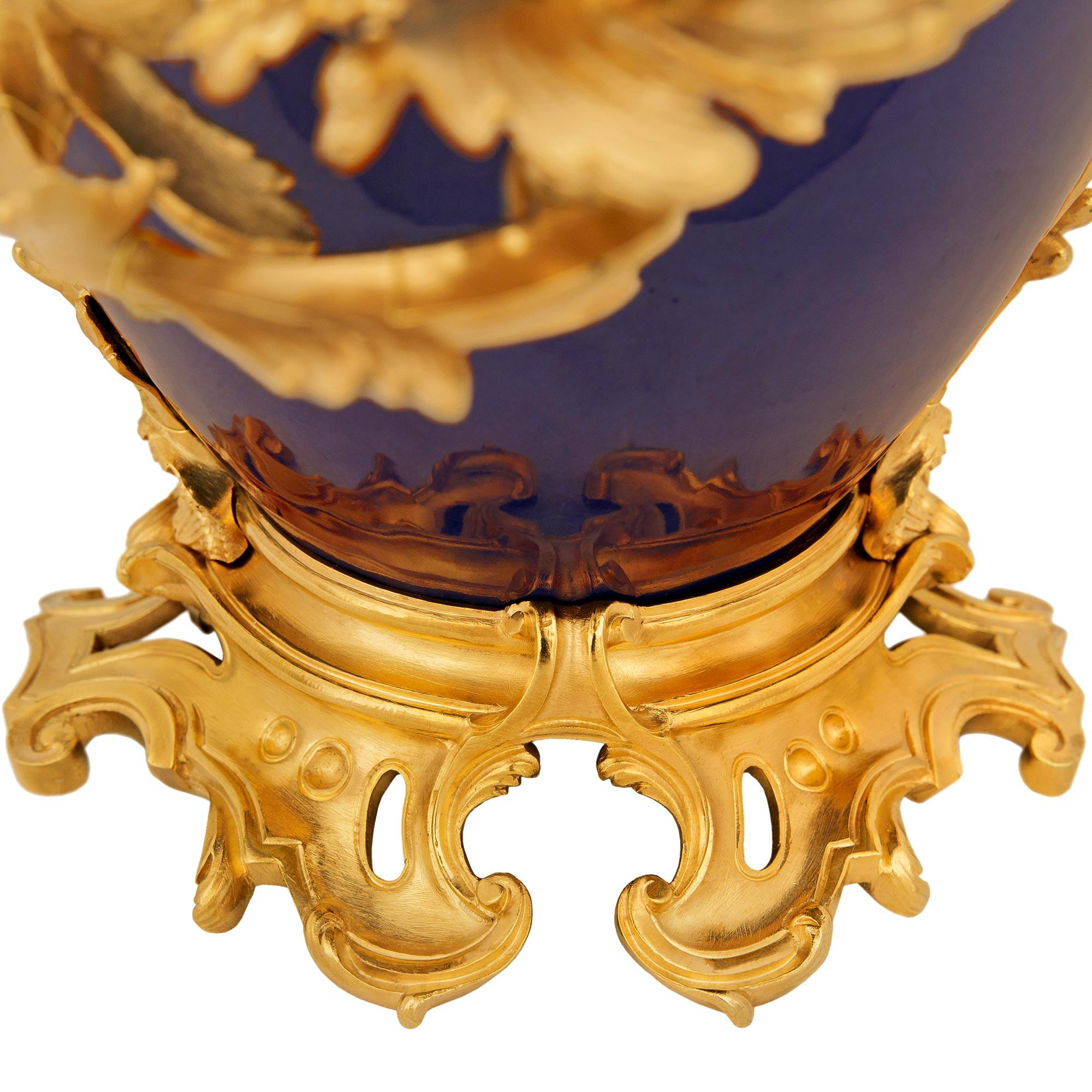 Lampada cinese in porcellana del XIX secolo e lampada francese Luigi XV in Ormolu in vendita 1