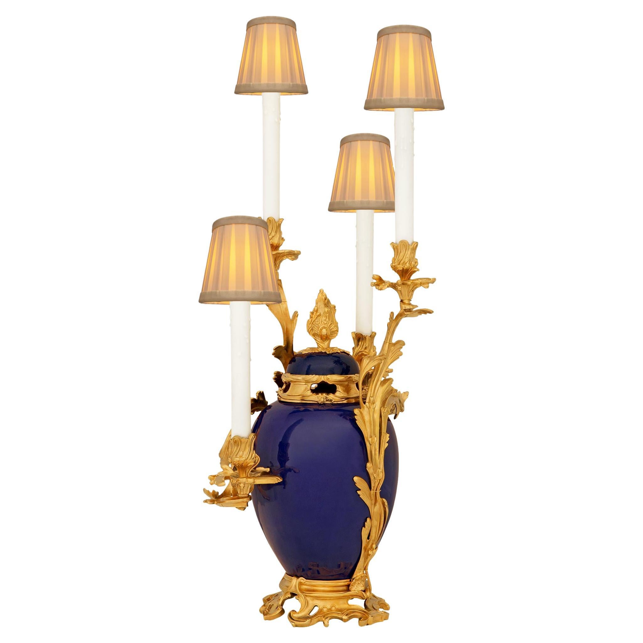 Lampada cinese in porcellana del XIX secolo e lampada francese Luigi XV in Ormolu in vendita