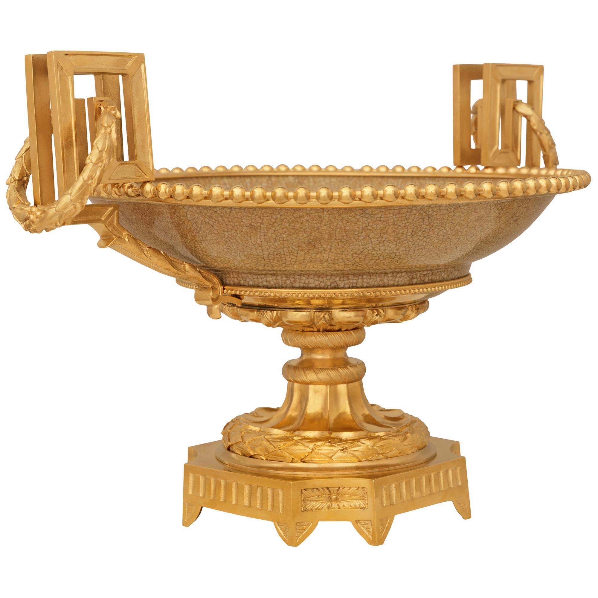 Français Centre de table chinois en porcelaine du 19e siècle et en bronze doré de style Louis XVI en vente