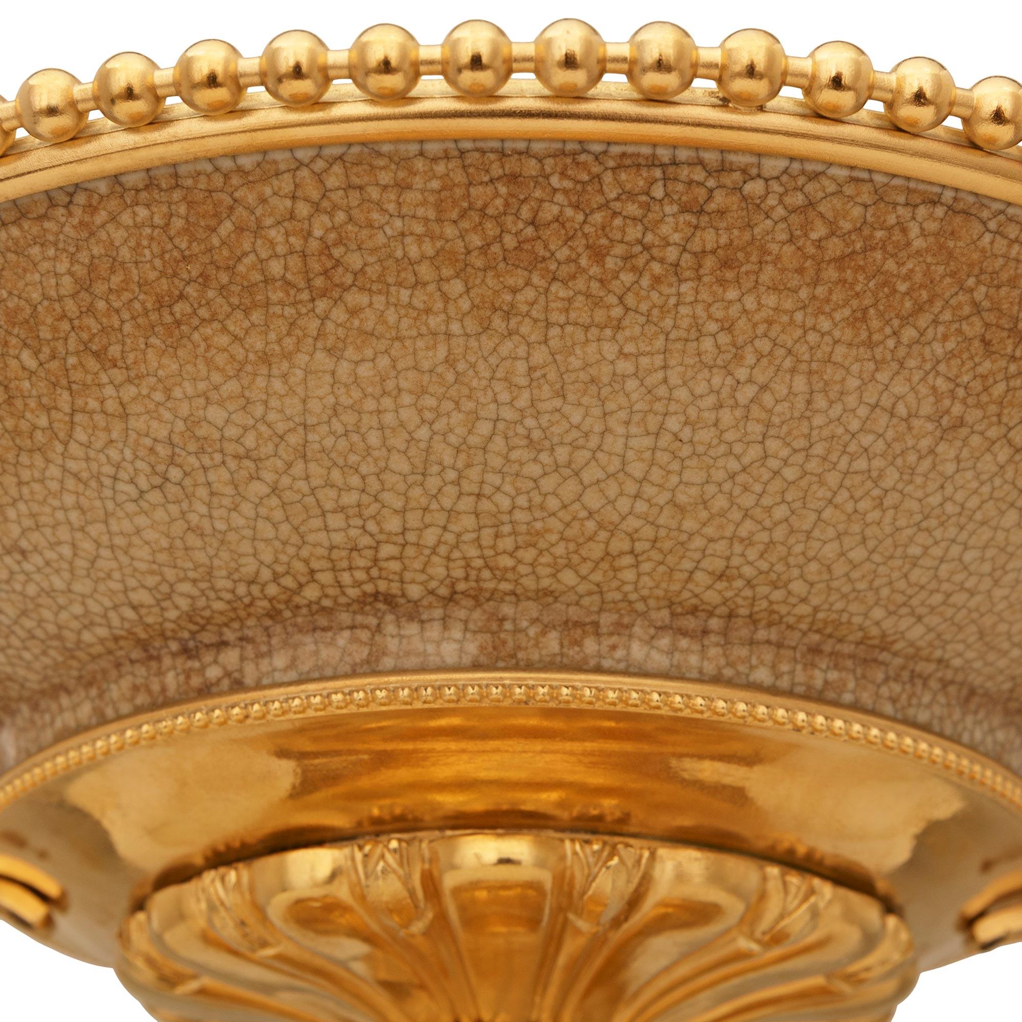 XIXe siècle Centre de table chinois en porcelaine du 19e siècle et en bronze doré de style Louis XVI en vente