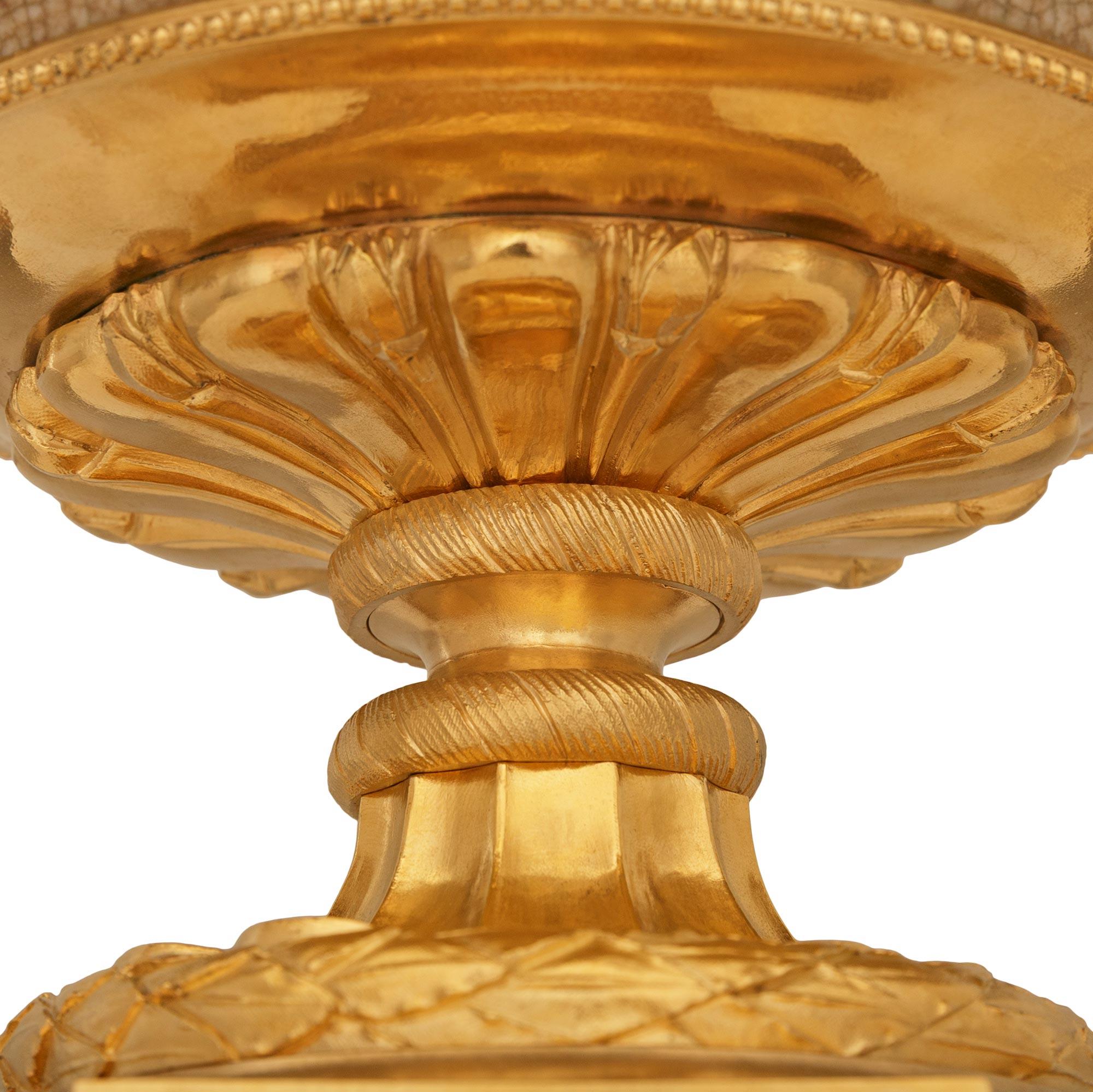 Porcelaine Centre de table chinois en porcelaine du 19e siècle et en bronze doré de style Louis XVI en vente