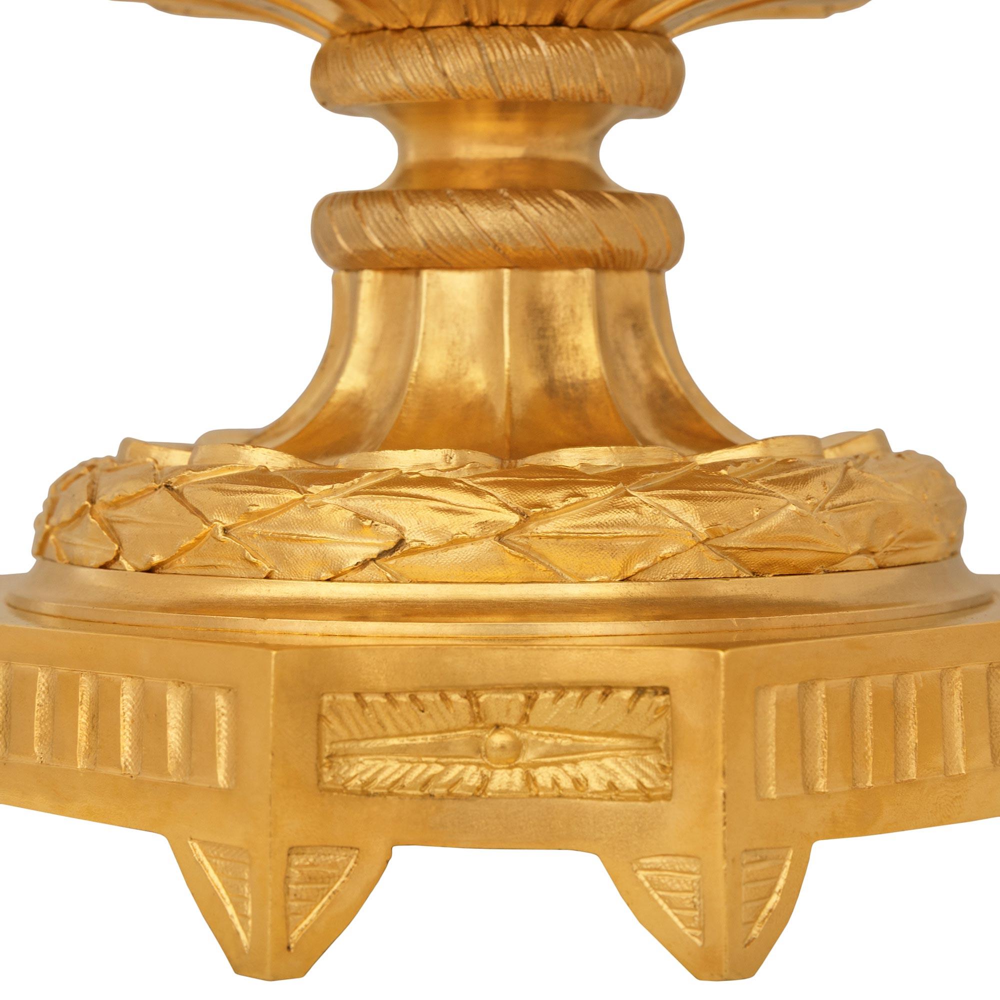 Centre de table chinois en porcelaine du 19e siècle et en bronze doré de style Louis XVI en vente 1
