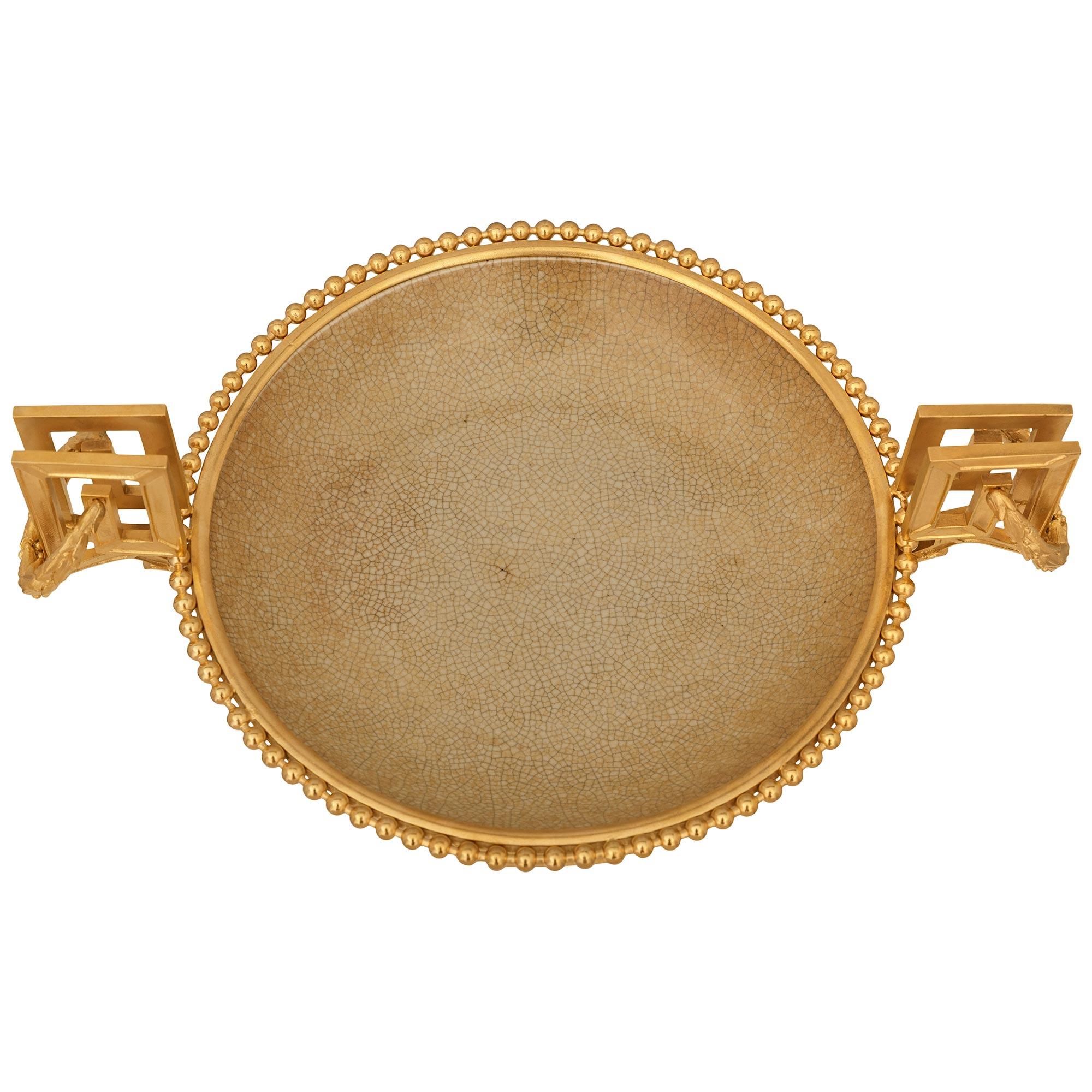 Centre de table chinois en porcelaine du 19e siècle et en bronze doré de style Louis XVI en vente 2