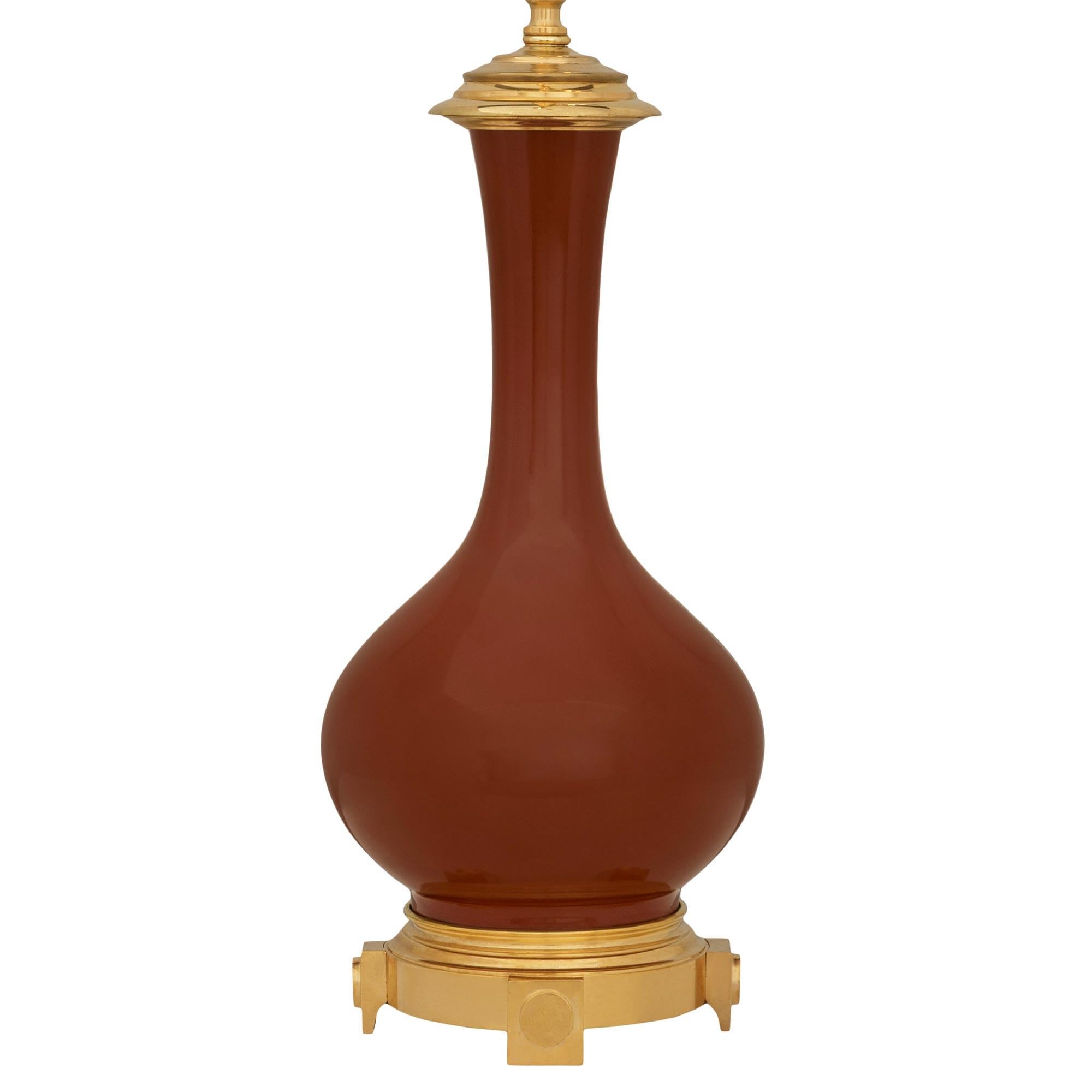 Français Lampe chinoise en porcelaine du 19ème siècle et lampe française en bronze doré de style Louis XVI en vente