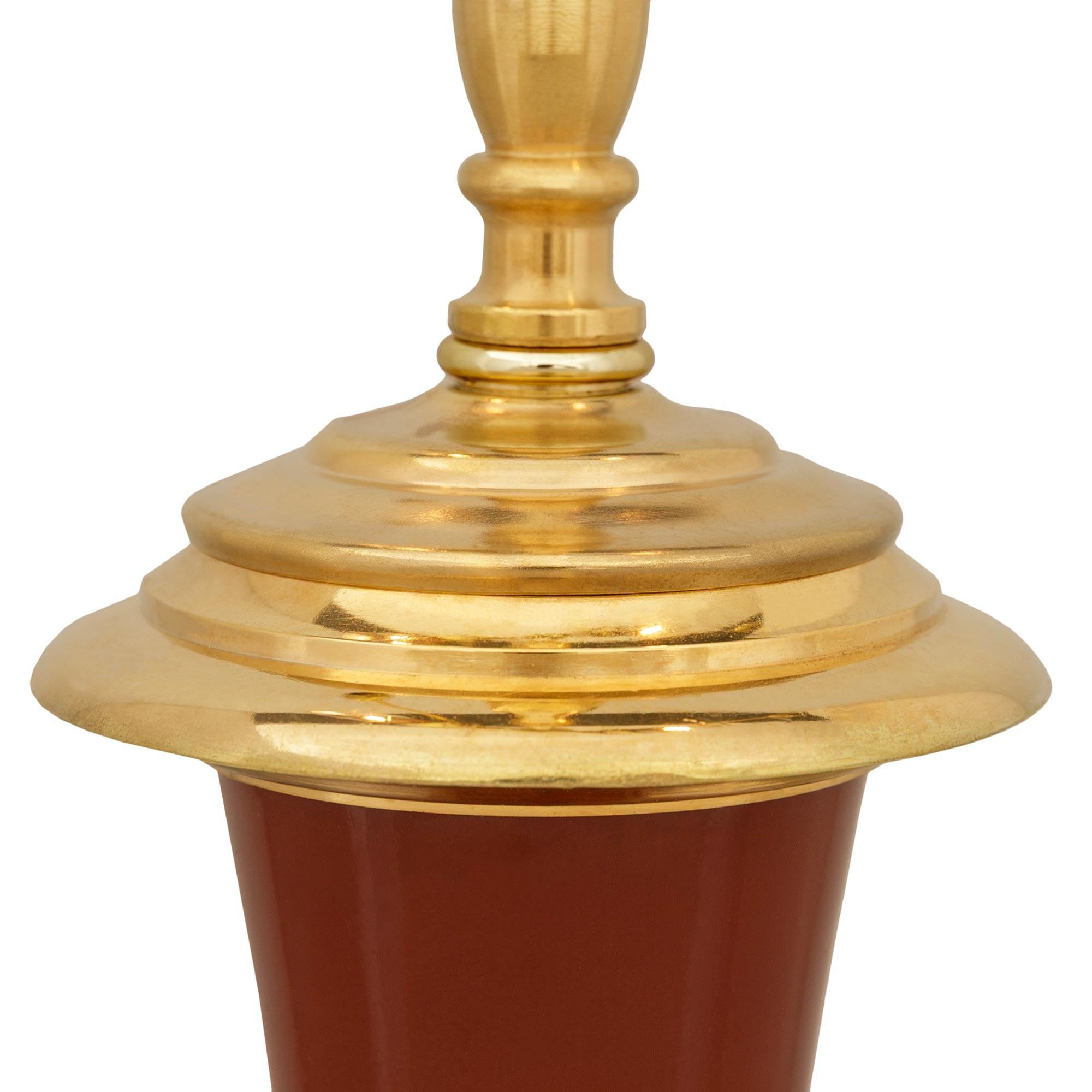 Lampe chinoise en porcelaine du 19ème siècle et lampe française en bronze doré de style Louis XVI Bon état - En vente à West Palm Beach, FL