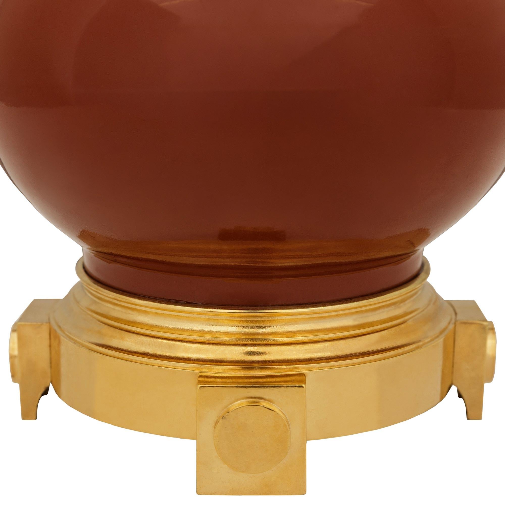 Porcelaine Lampe chinoise en porcelaine du 19ème siècle et lampe française en bronze doré de style Louis XVI en vente