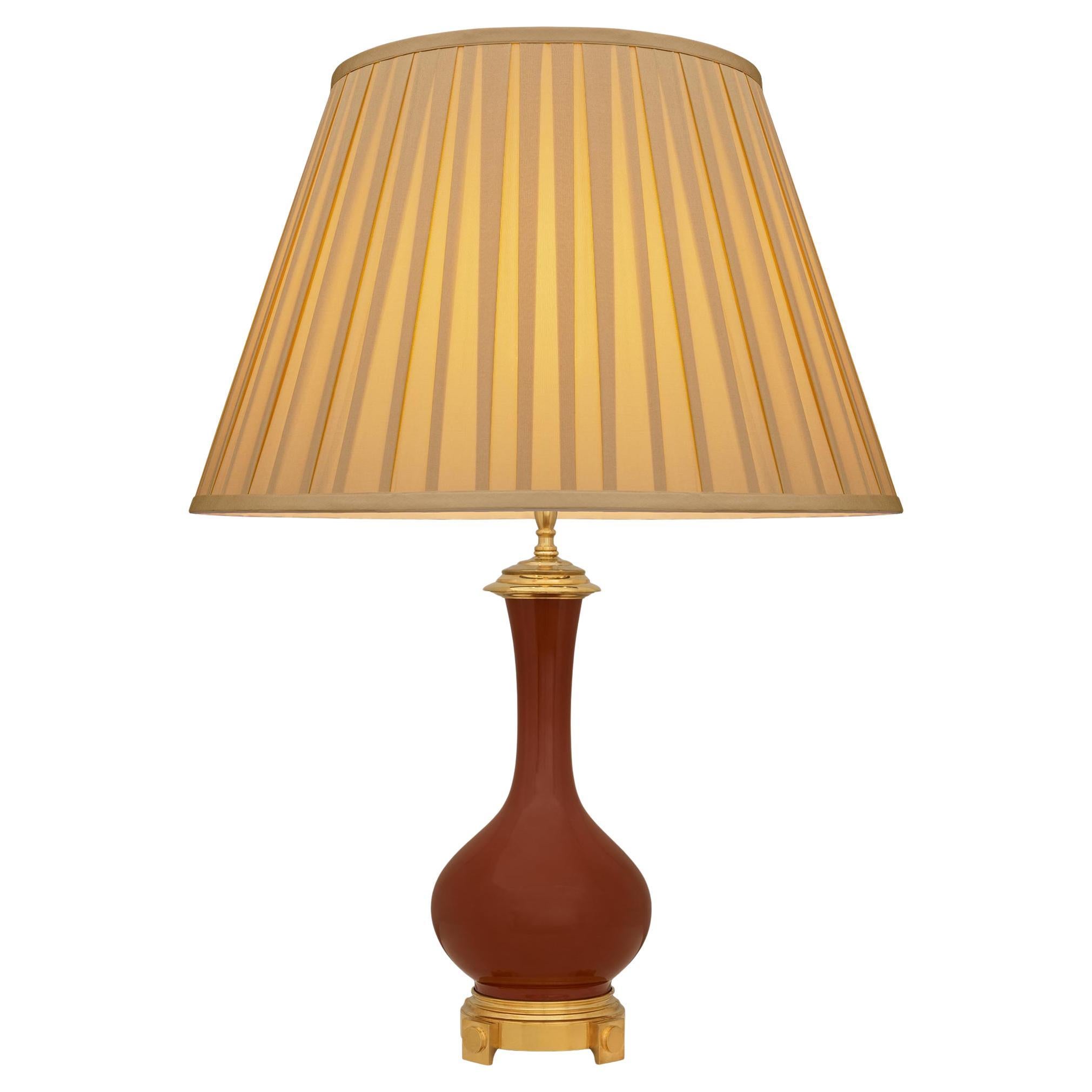 Lampe chinoise en porcelaine du 19ème siècle et lampe française en bronze doré de style Louis XVI