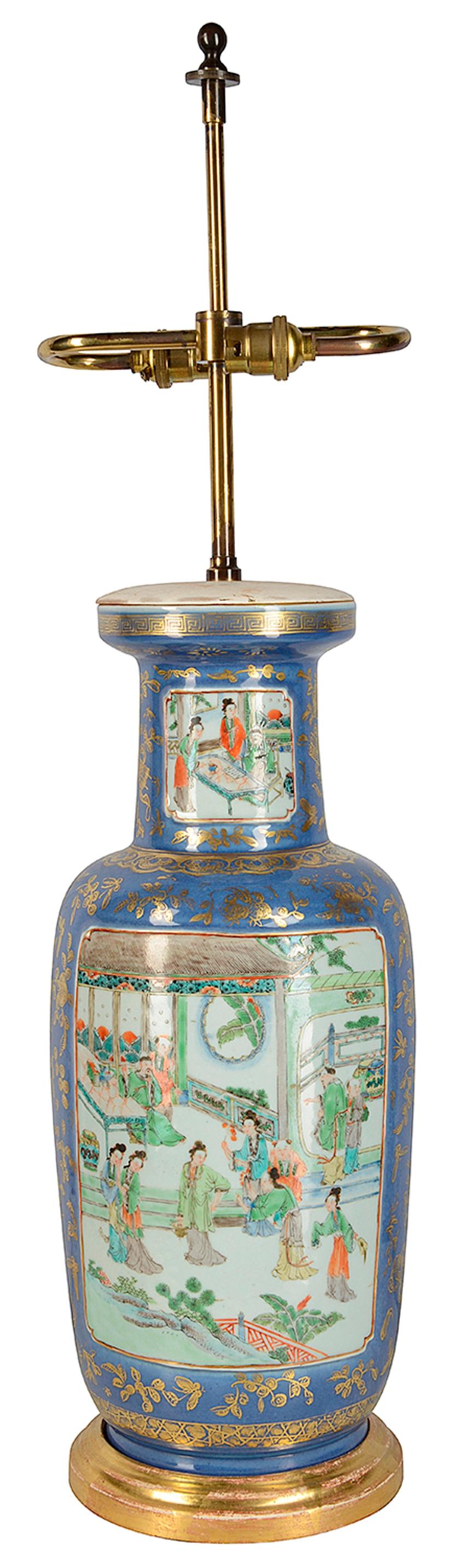 Très élégant vase/lampe chinois du 19e siècle, de couleur bleu poudre, avec un fond bleu clair et une décoration de feuilles dorées, des panneaux peints insérés, l'un représentant divers courtisans masculins avec des spectatrices, l'autre diverses