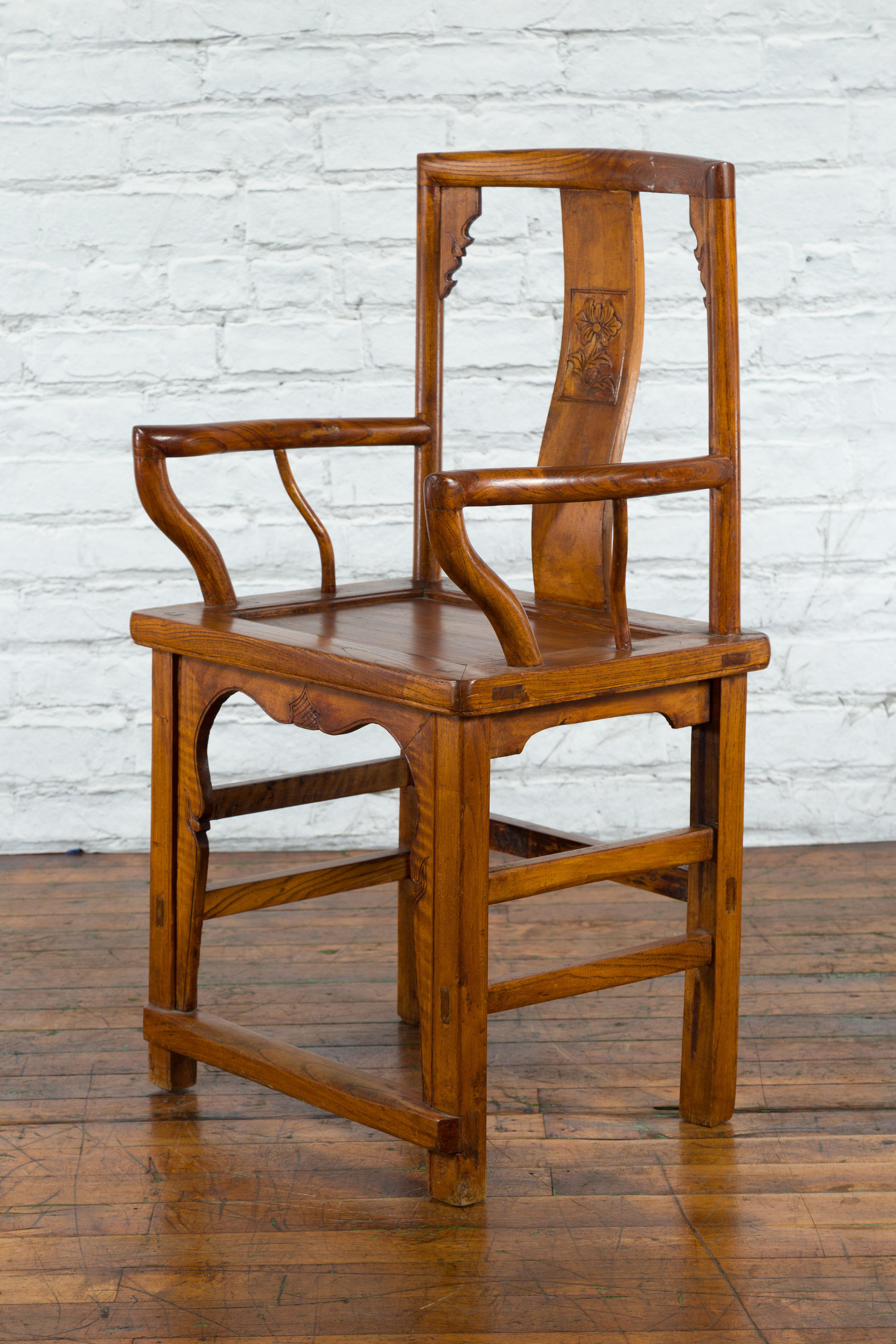 Chinese 19th Century Qing Chair with Open Arms and Hand-Carved Floral Motifs In Good Condition For Sale In Yonkers, NY
