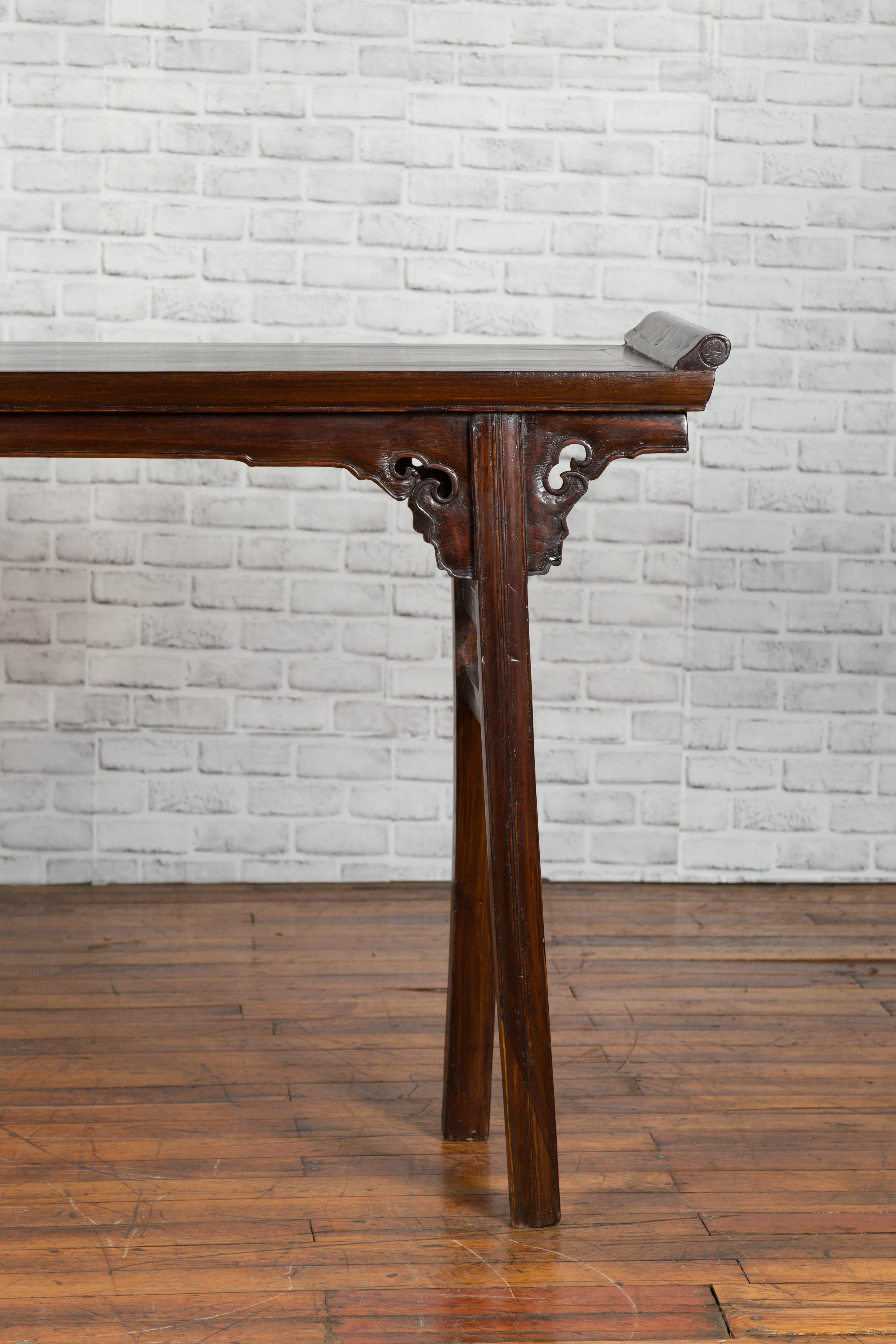 Wood Qing Dynasty Period 19th Century Altar Console Table with Carved Spandrels For Sale