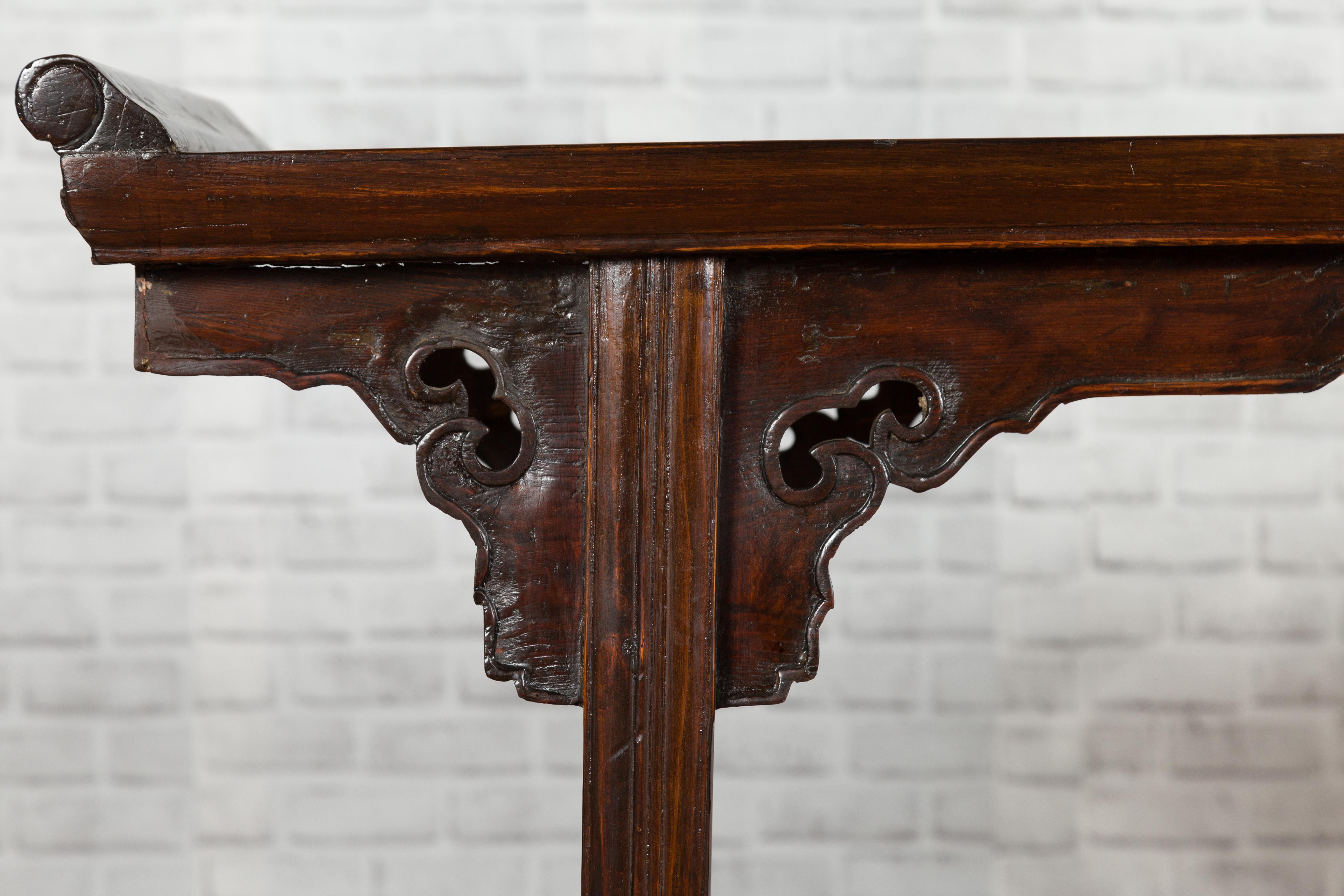 Qing Dynasty Period 19th Century Altar Console Table with Carved Spandrels For Sale 1