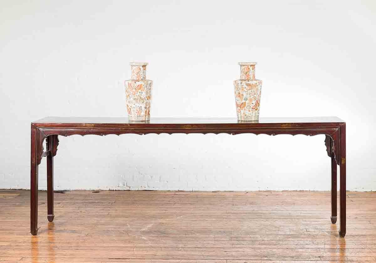 Ein chinesischer Altar-Konsolentisch aus der Qing-Dynastie aus dem 19. Jahrhundert mit dunkler, rotbrauner Patina. Dieser Konsolentisch wurde in China während der Qing-Dynastie hergestellt. Er hat eine rechteckige Platte mit einem zentralen Brett,