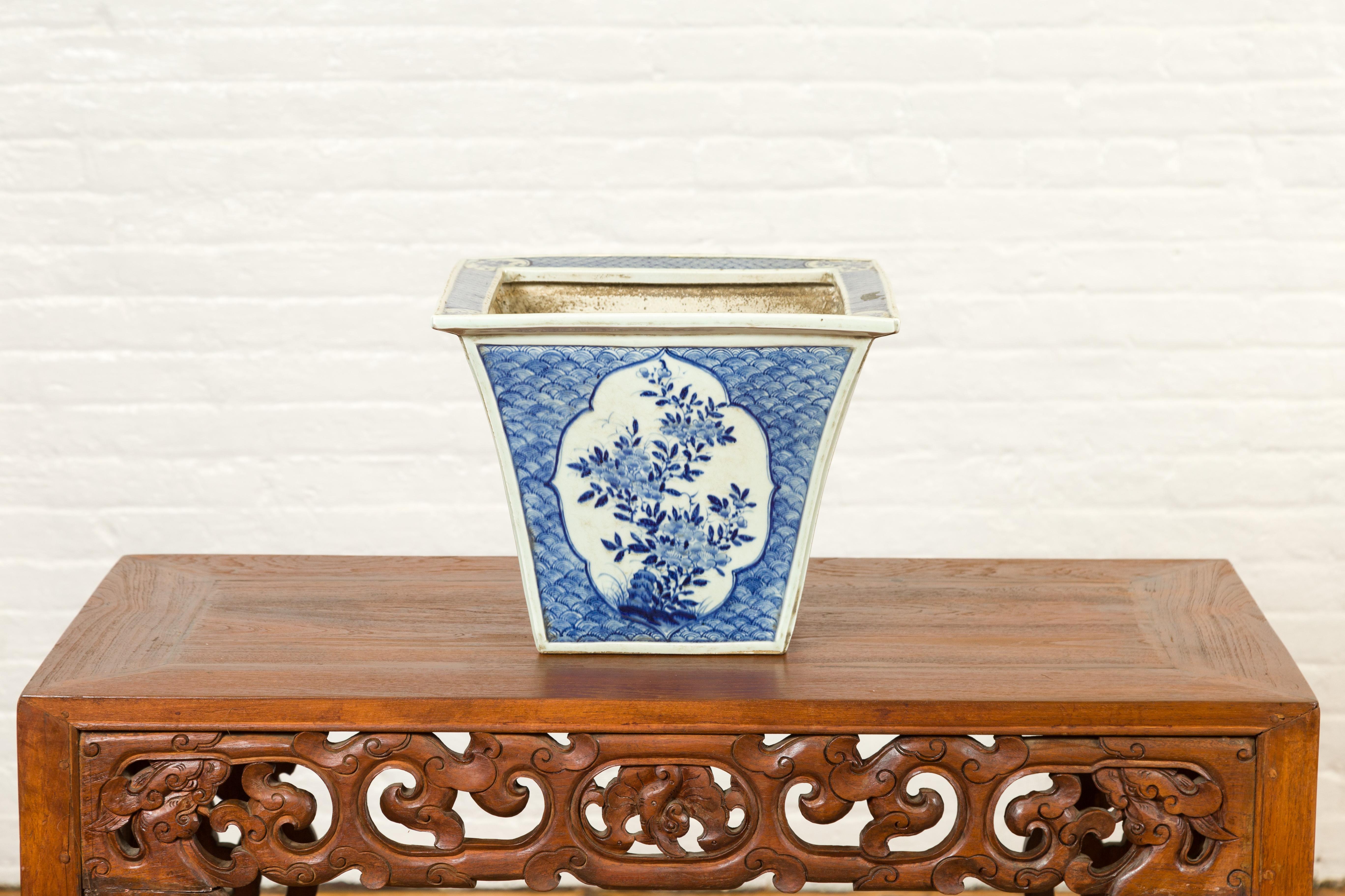 Chinese 19th Century Qing Dynasty Blue and White Planter with Floral Décor In Good Condition In Yonkers, NY