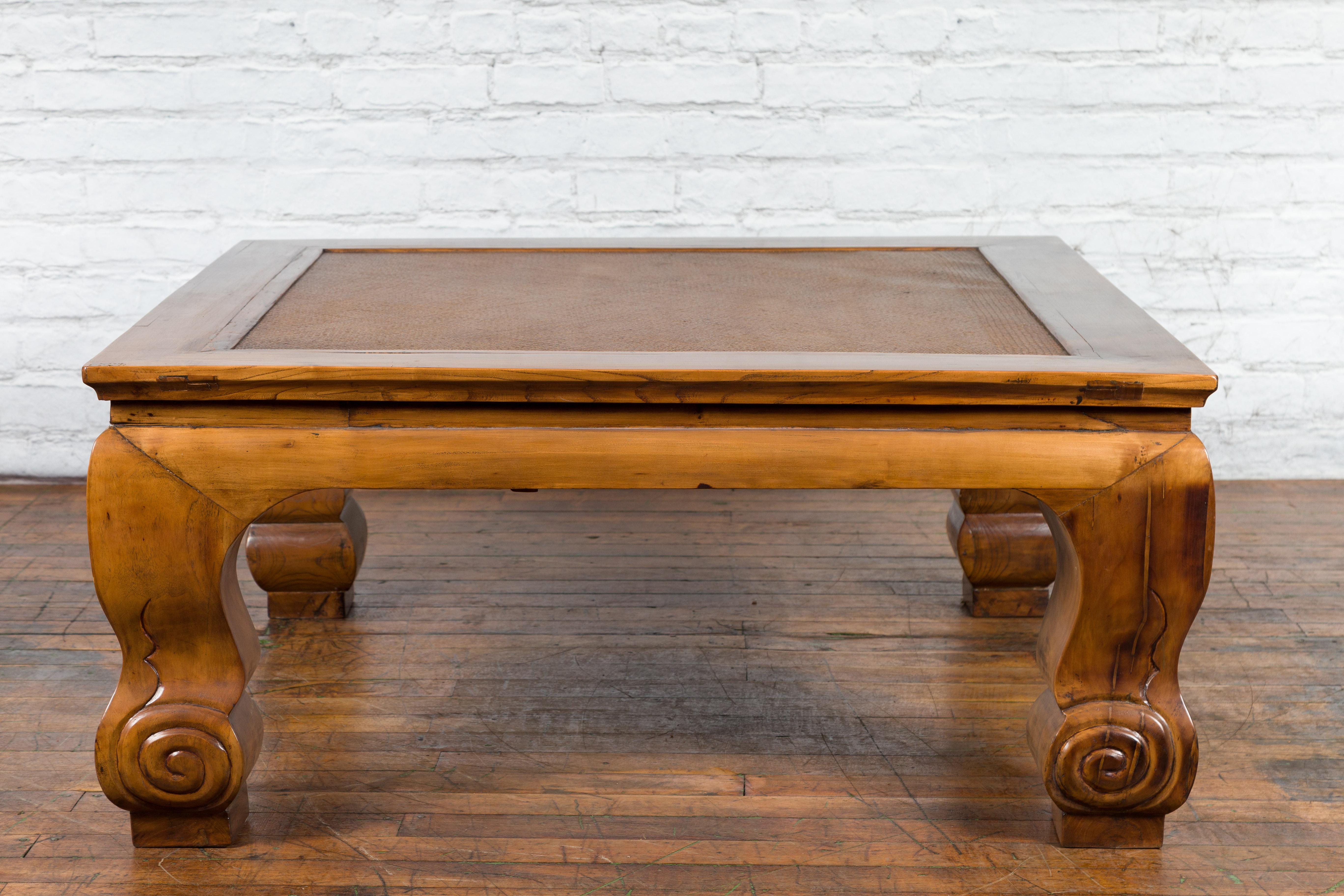 Table basse de la dynastie Qing du 19e siècle avec plateau en rotin encastré en vente 7