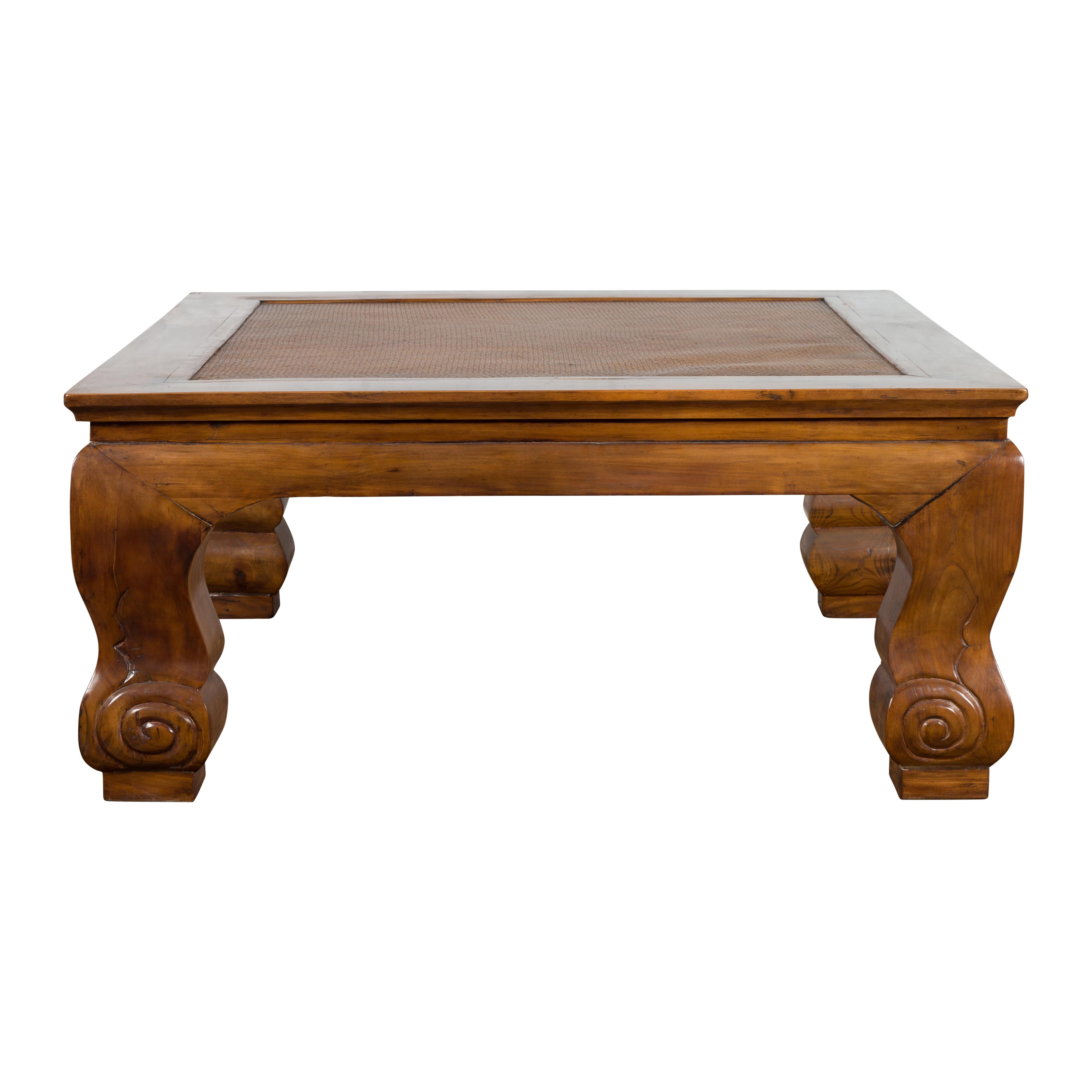Table basse de la dynastie Qing du 19e siècle avec plateau en rotin encastré en vente 10