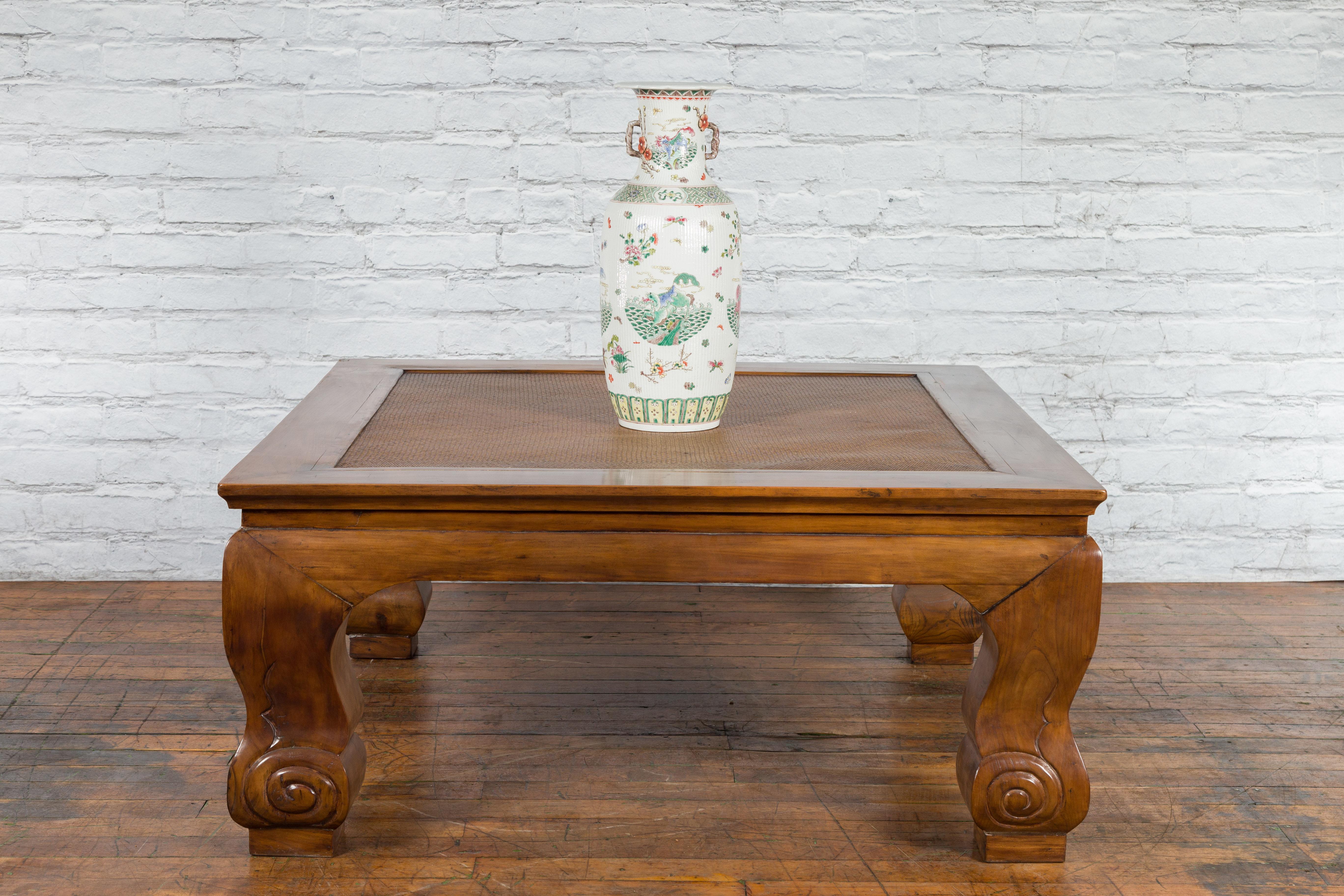 Chinois Table basse de la dynastie Qing du 19e siècle avec plateau en rotin encastré en vente