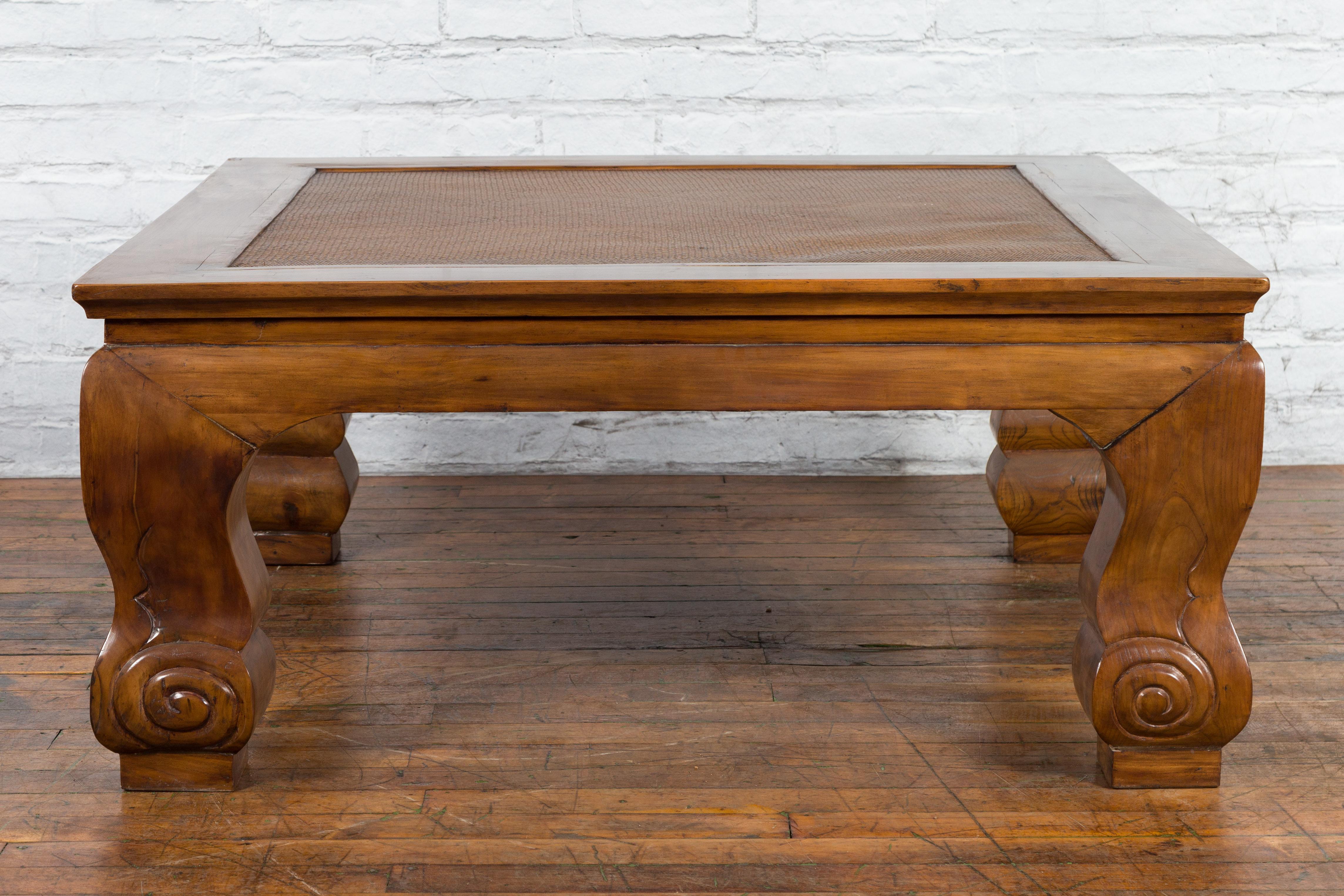 Sculpté Table basse de la dynastie Qing du 19e siècle avec plateau en rotin encastré en vente