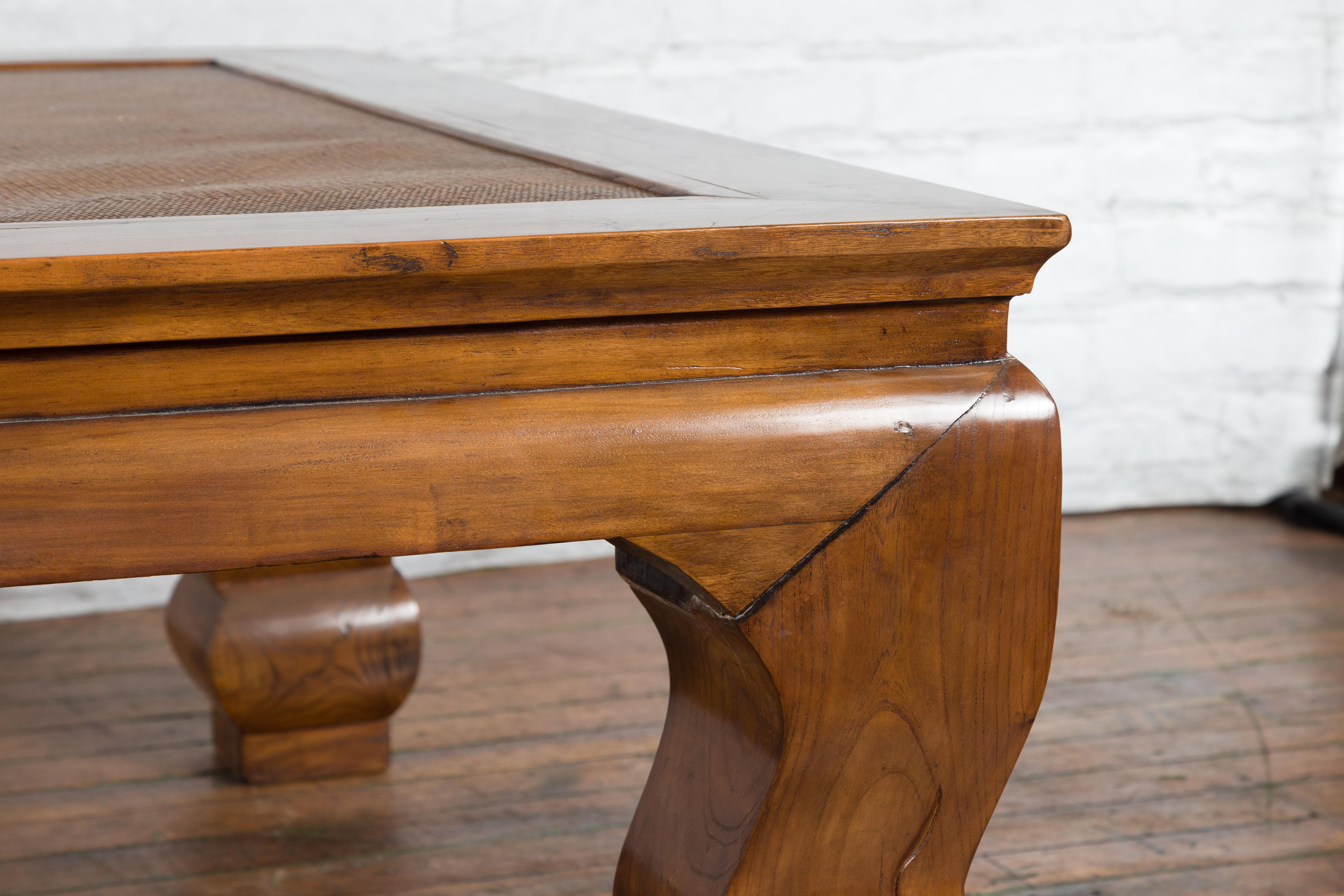 XIXe siècle Table basse de la dynastie Qing du 19e siècle avec plateau en rotin encastré en vente