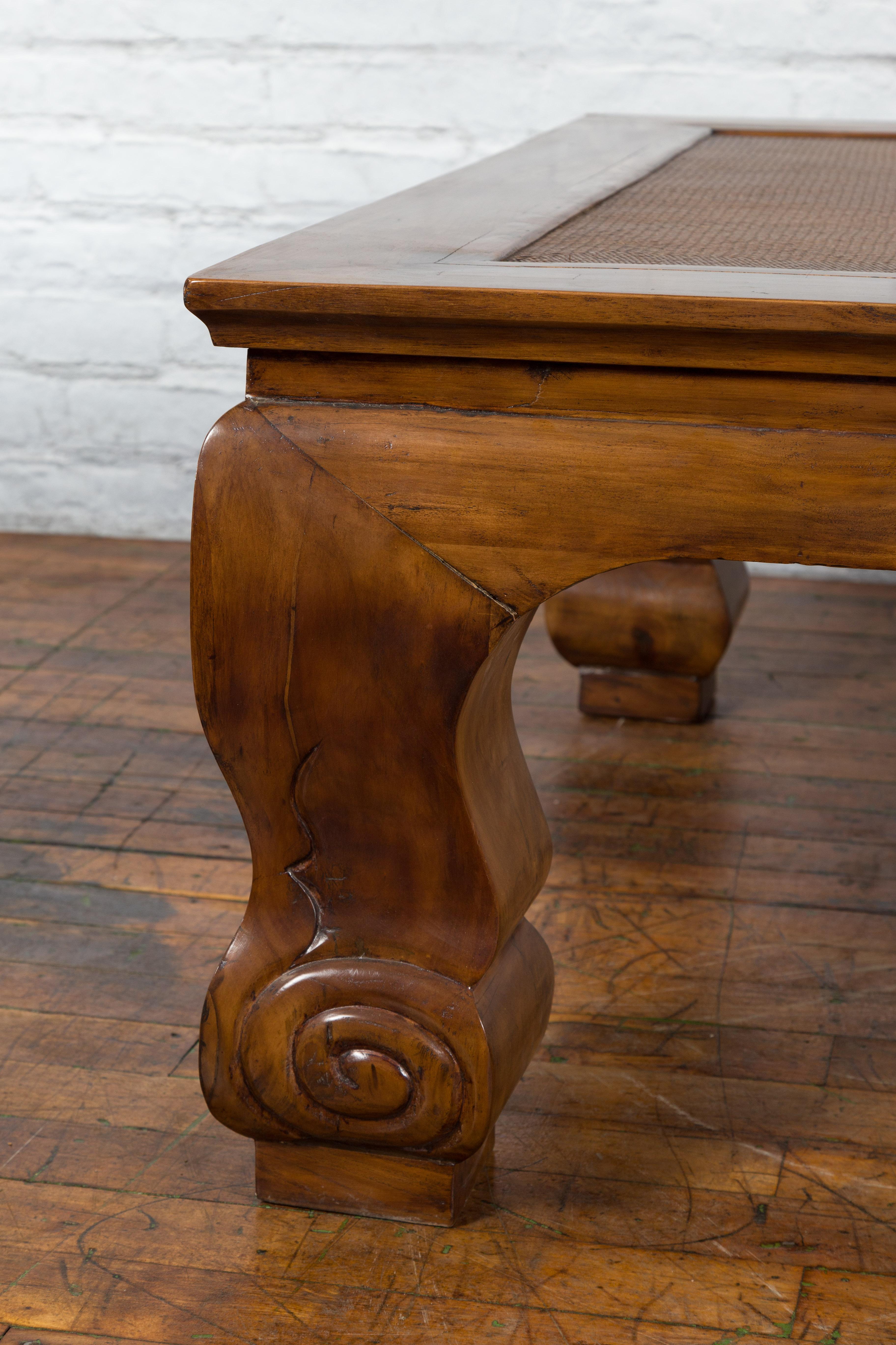 Rotin Table basse de la dynastie Qing du 19e siècle avec plateau en rotin encastré en vente