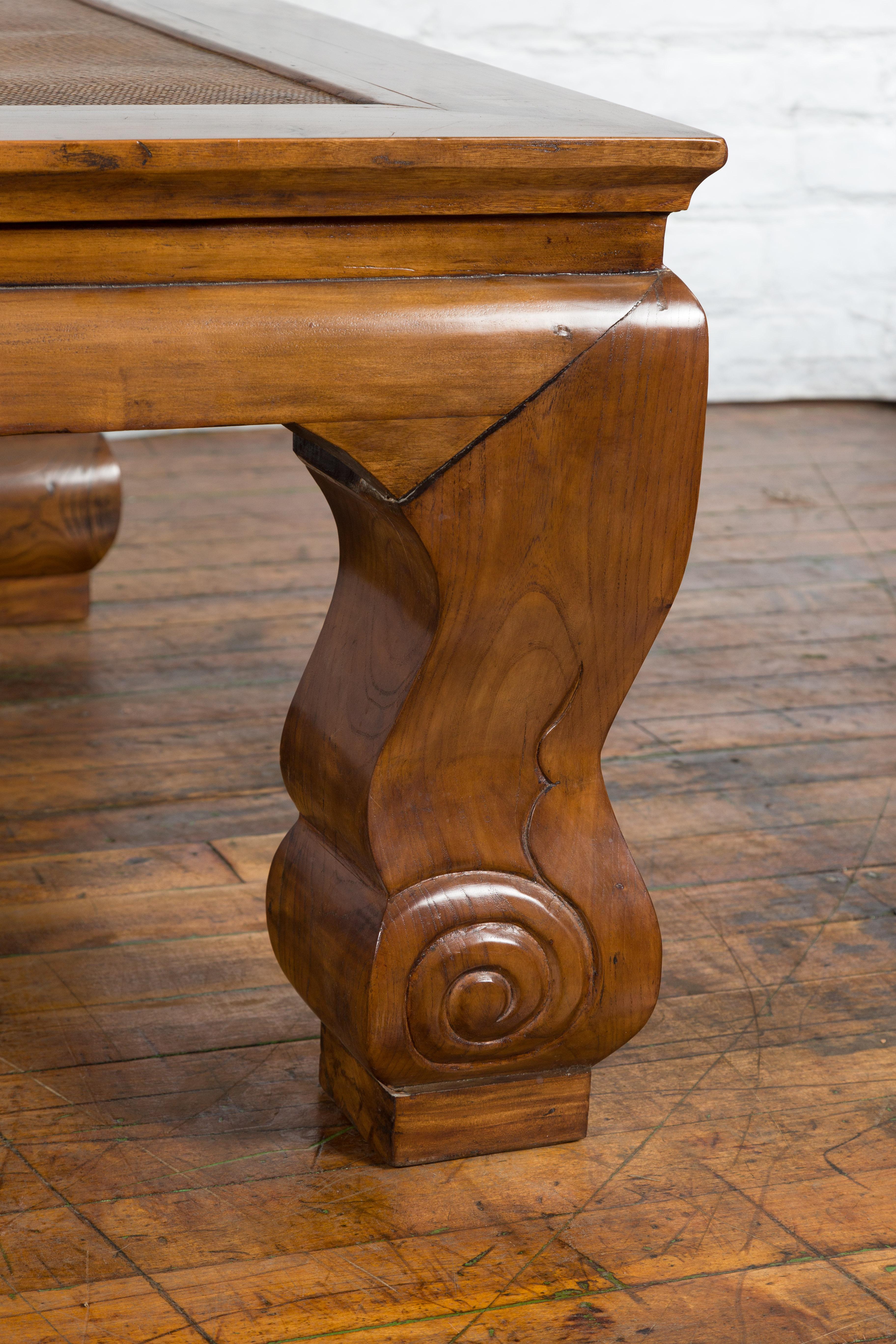 Table basse de la dynastie Qing du 19e siècle avec plateau en rotin encastré en vente 1