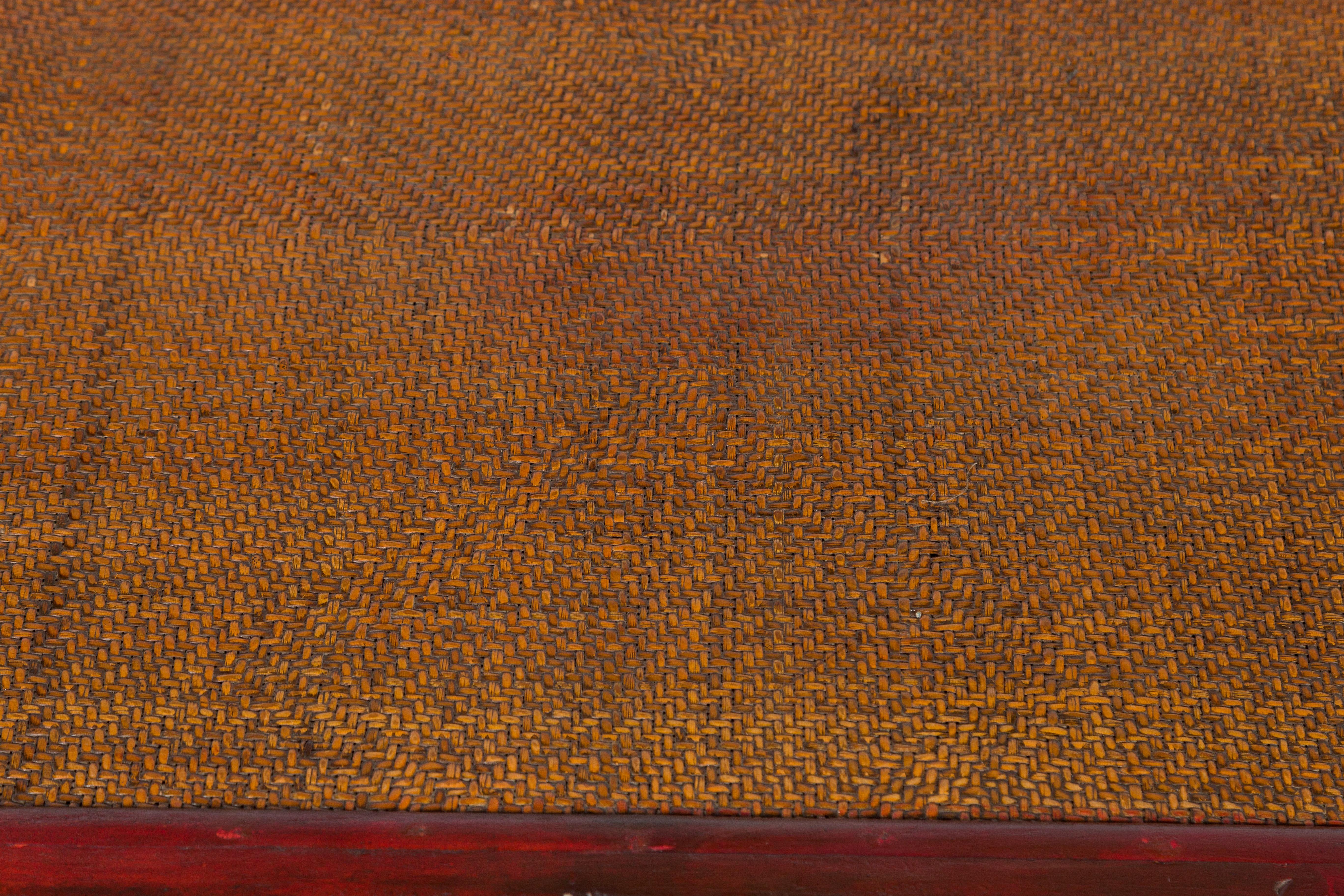 Table basse chinoise du 19ème siècle de la dynastie Qing en laque rouge foncée avec plateau en rotin en vente 2