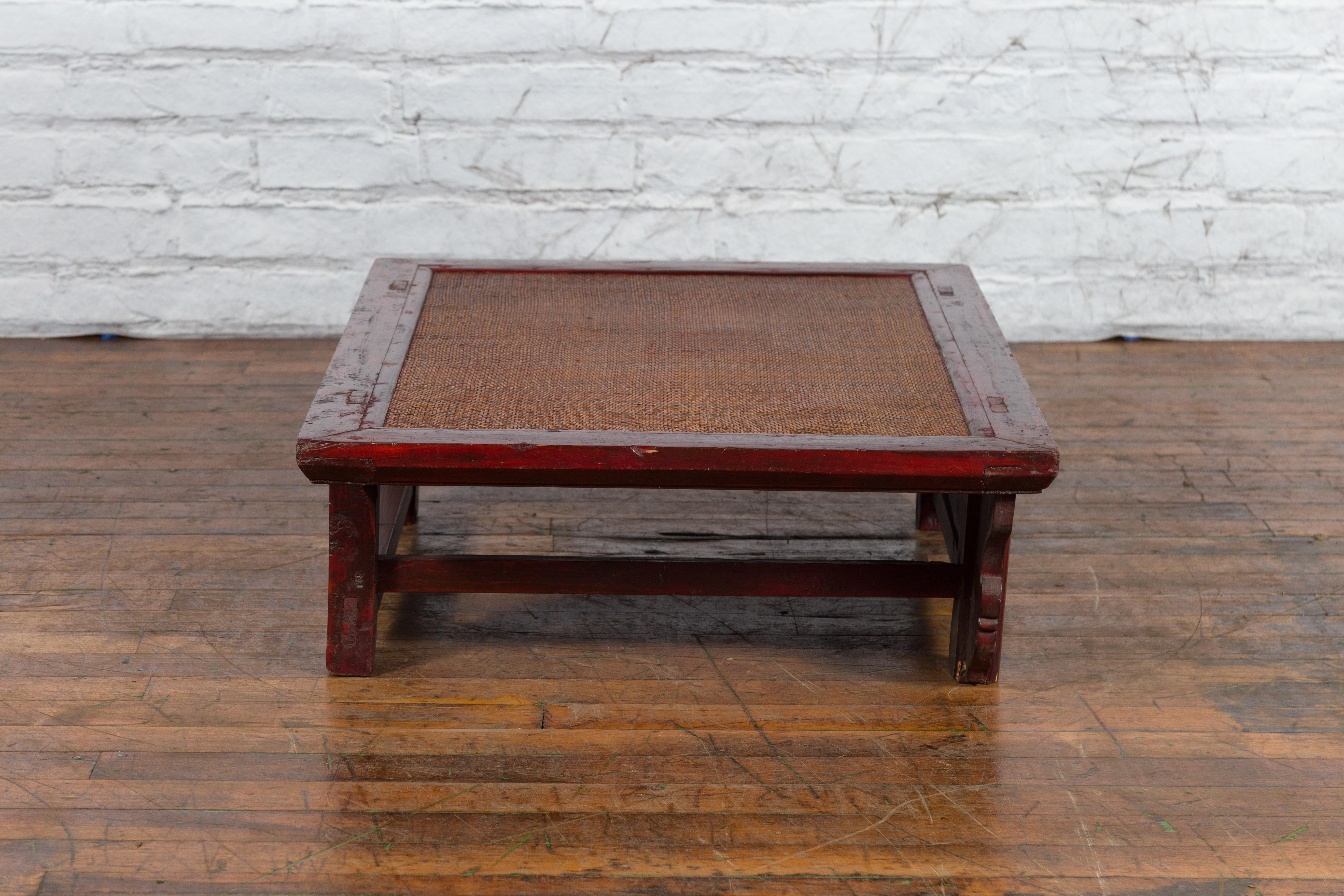 Table basse chinoise du 19ème siècle de la dynastie Qing en laque rouge foncée avec plateau en rotin en vente 4