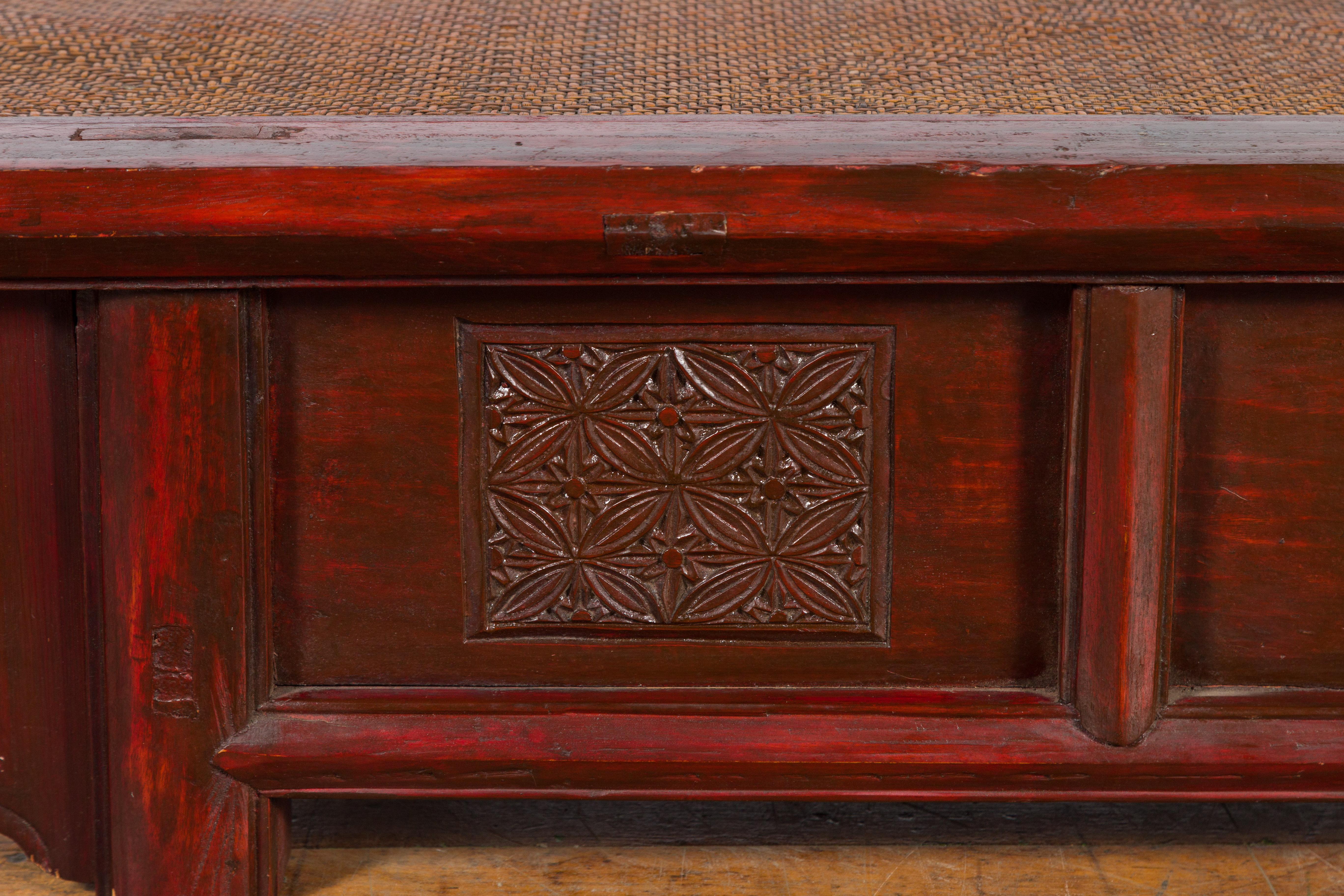 Rotin Table basse chinoise du 19ème siècle de la dynastie Qing en laque rouge foncée avec plateau en rotin en vente