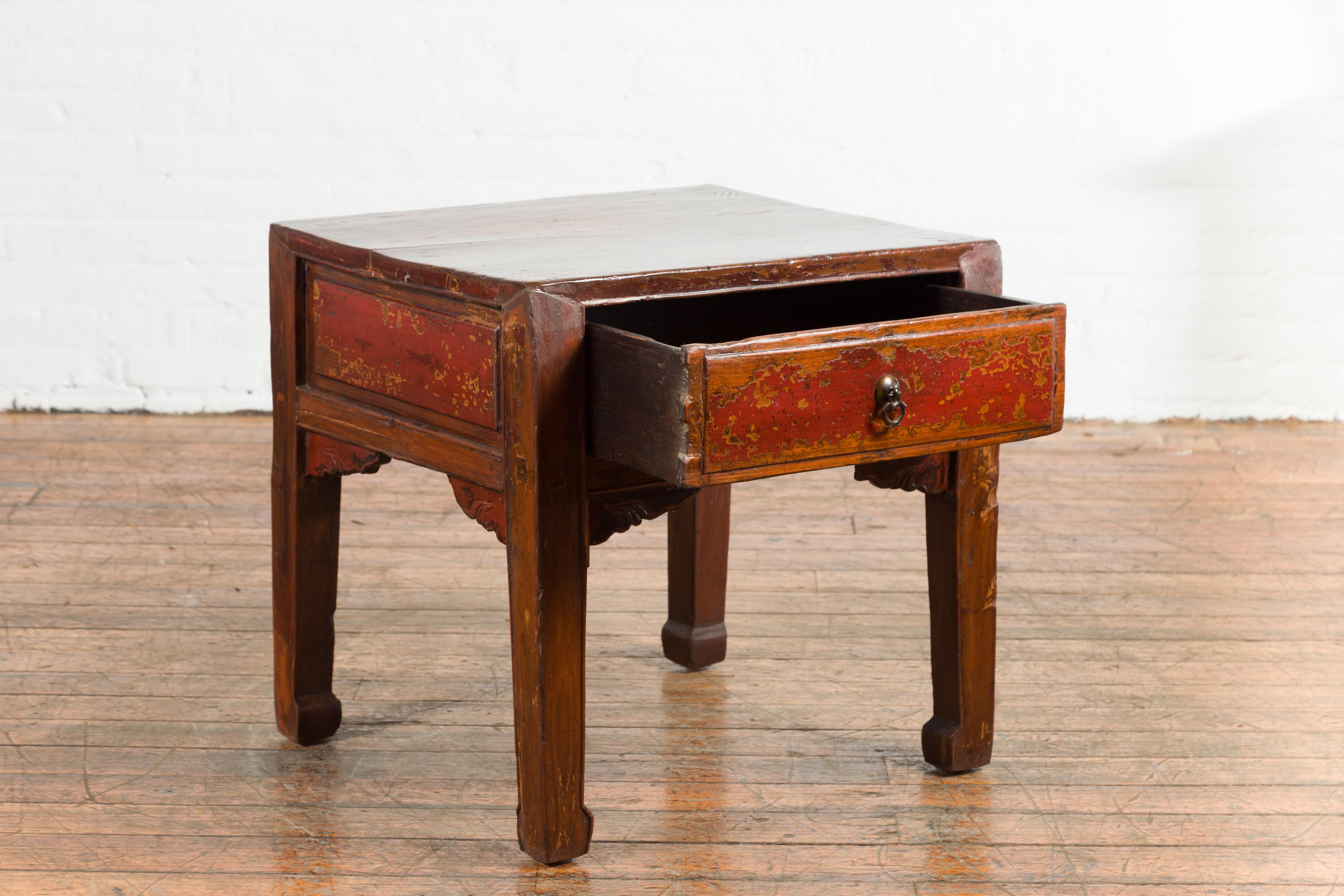 Chinese 19th Century Qing Dynasty Distressed Side Table with Cinnabar Underglaze For Sale 4