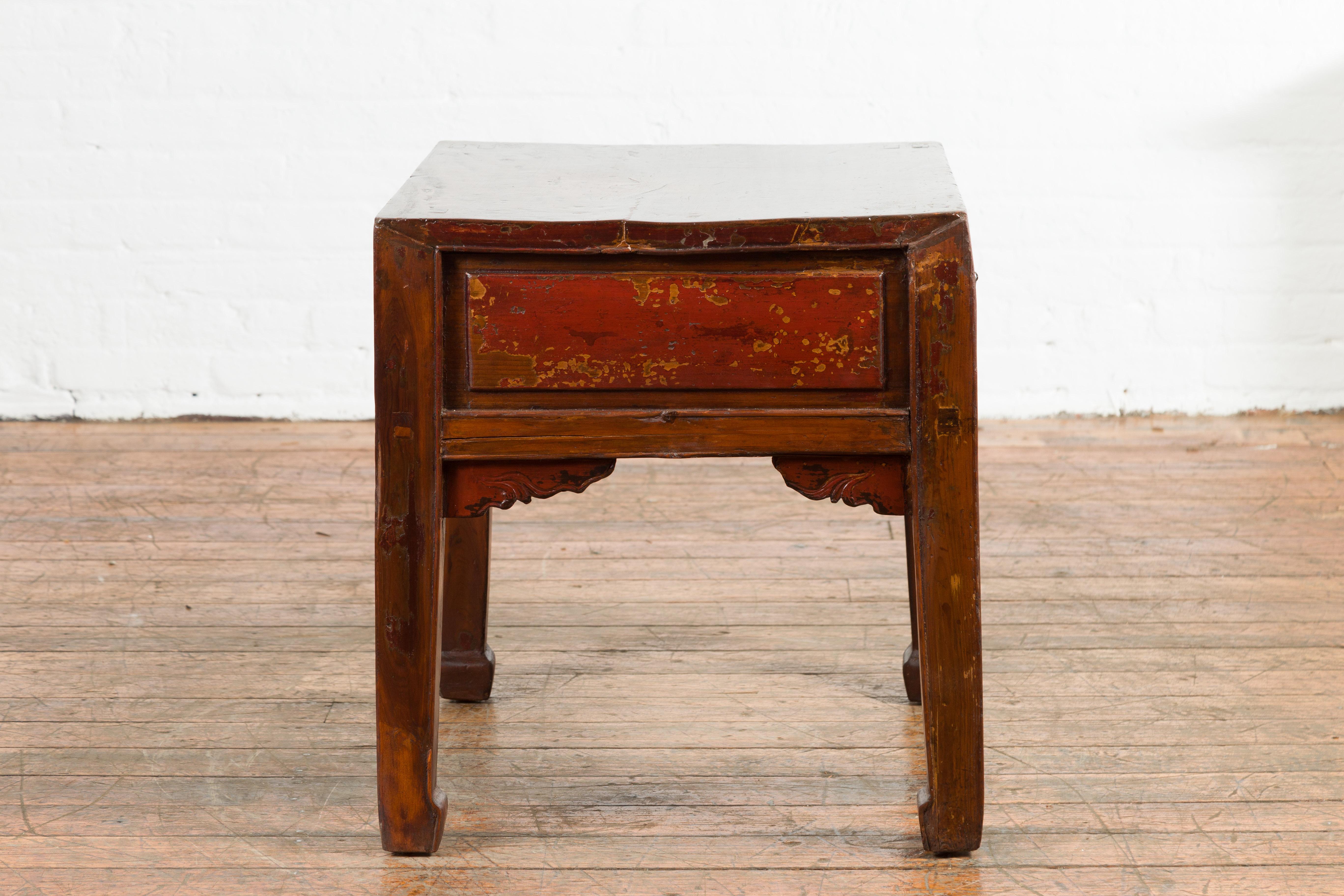 Chinese 19th Century Qing Dynasty Distressed Side Table with Cinnabar Underglaze For Sale 5